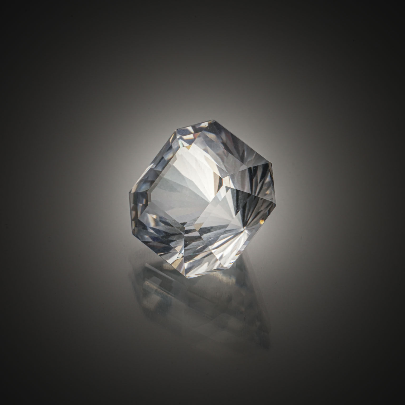 Tourmaline Paraïba ovale sur papier. - Lazuli