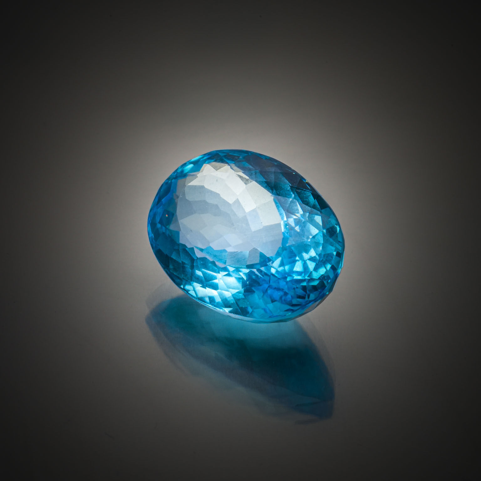 Topaze bleue ovale sur papier. - Lazuli