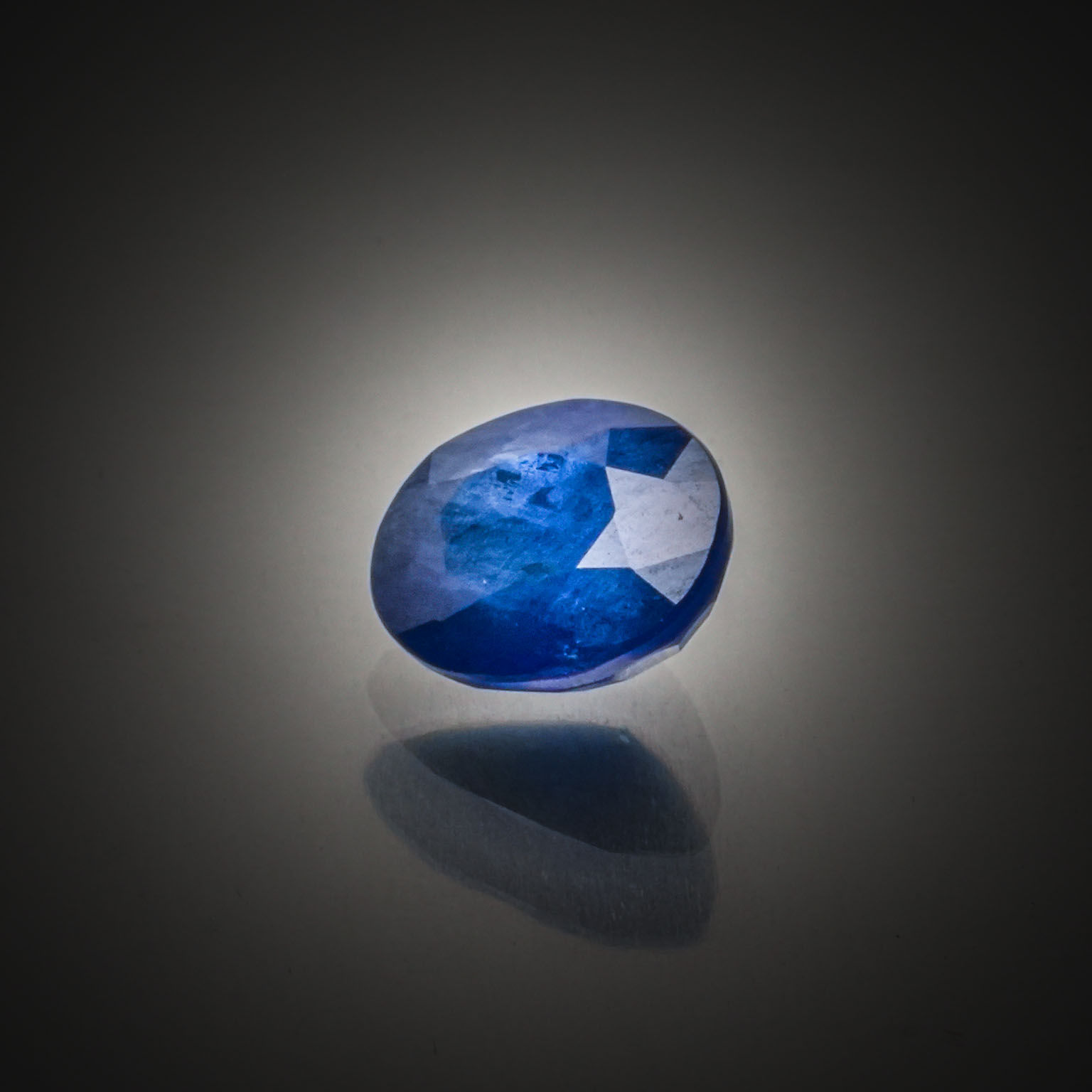 Grenat rhodolite ovale sur papier. - Lazuli