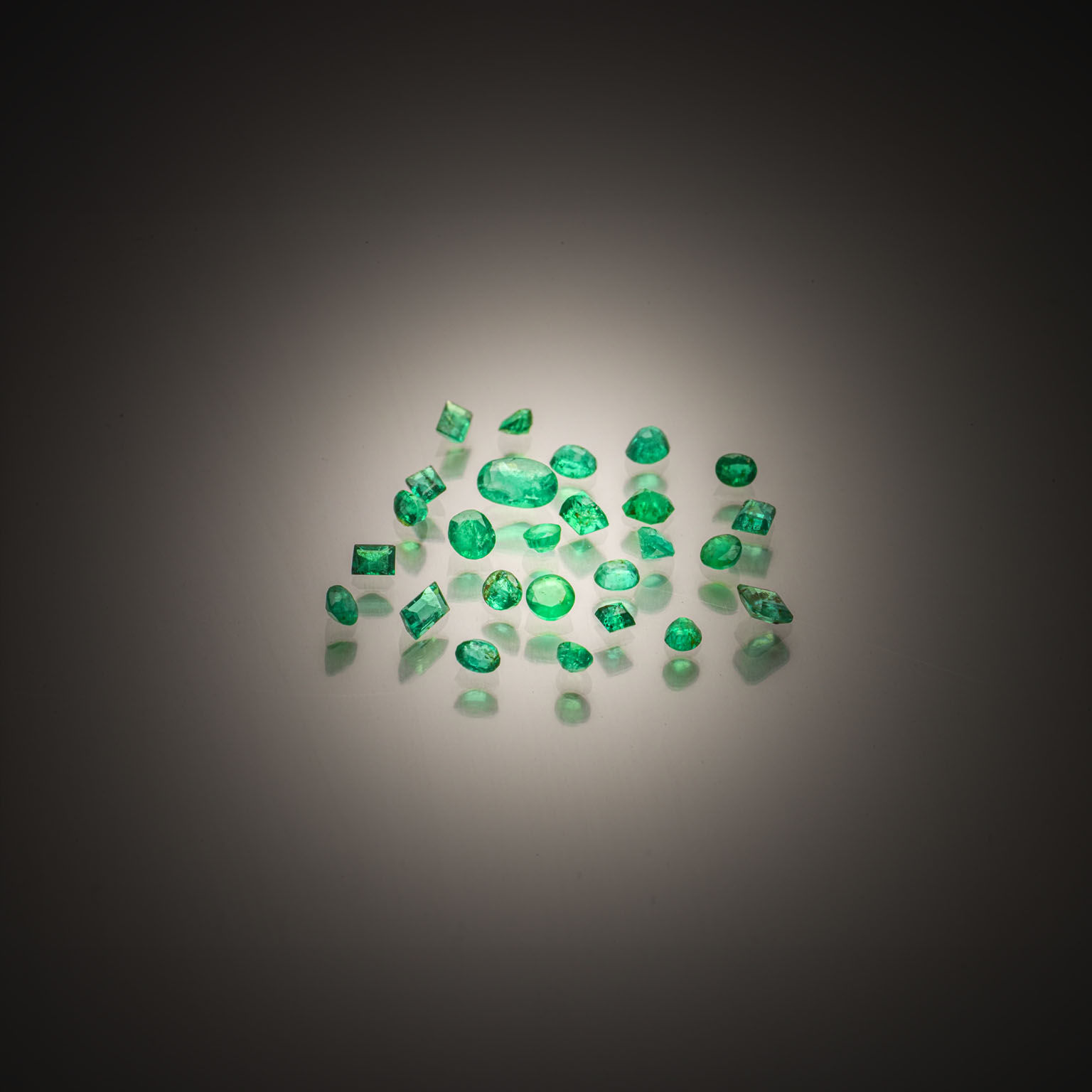 Citrine ronde sur papier. - Lazuli
