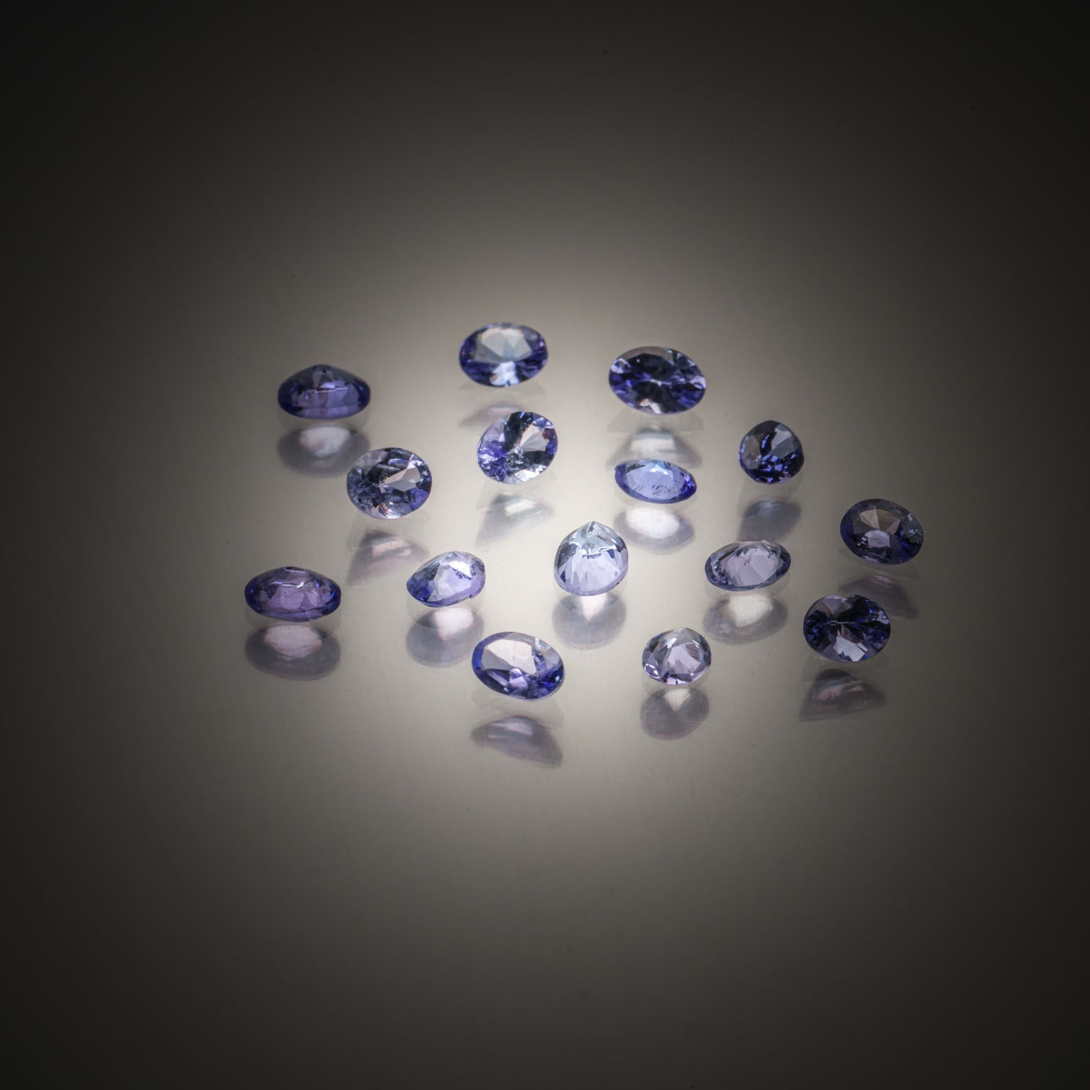 Lot de tanzanites ovales sur papier. - Lazuli