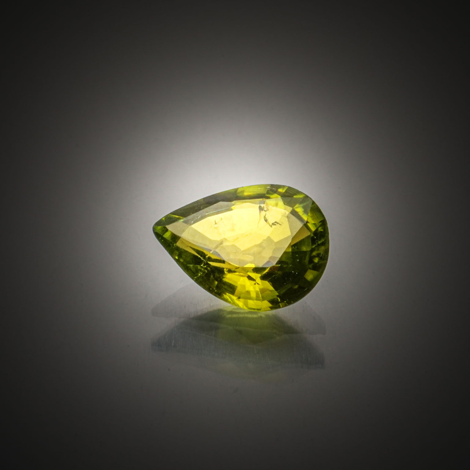Quatre diamants ronds sur papier. - Lazuli