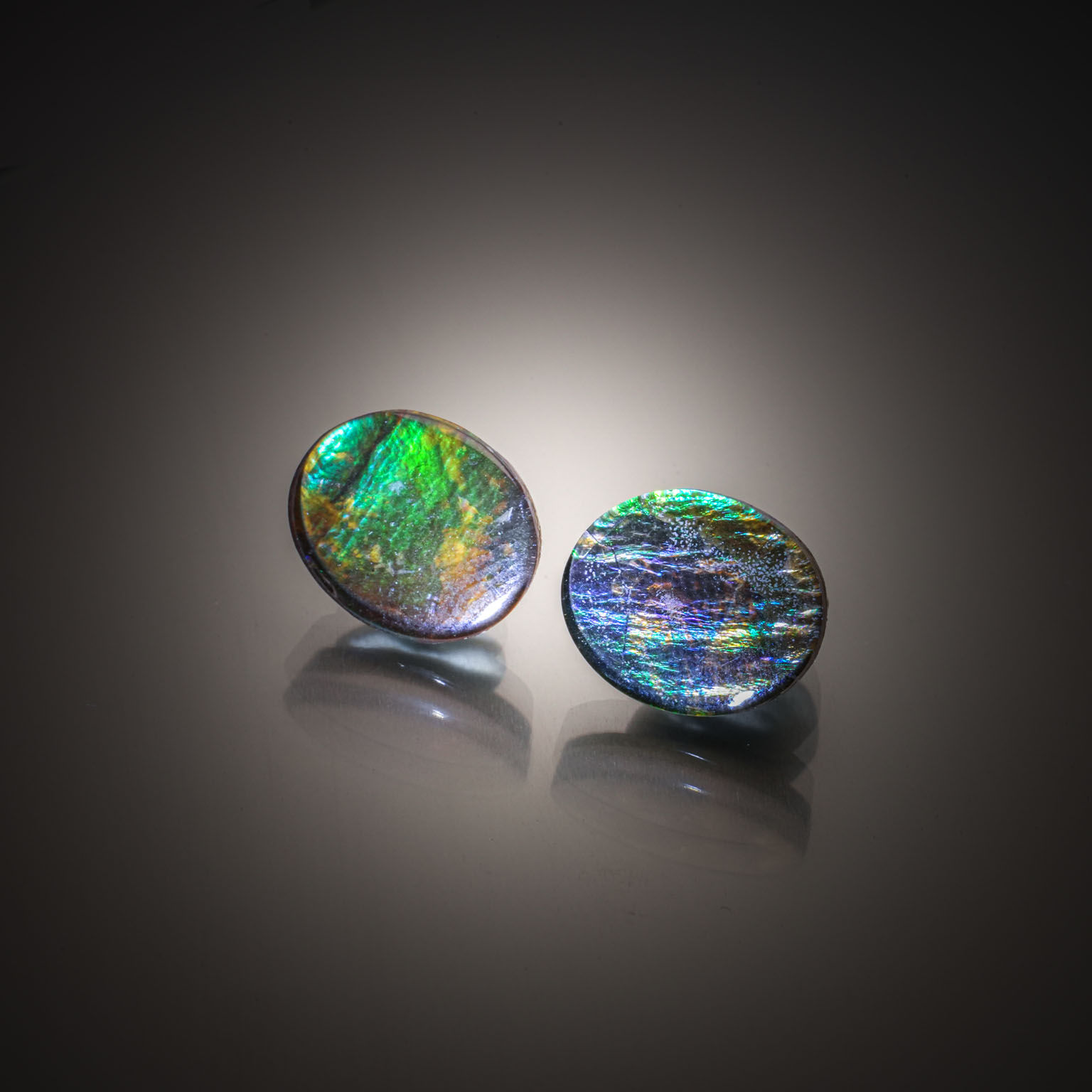 Opale Boulder poire cabochon sur papier. - Lazuli