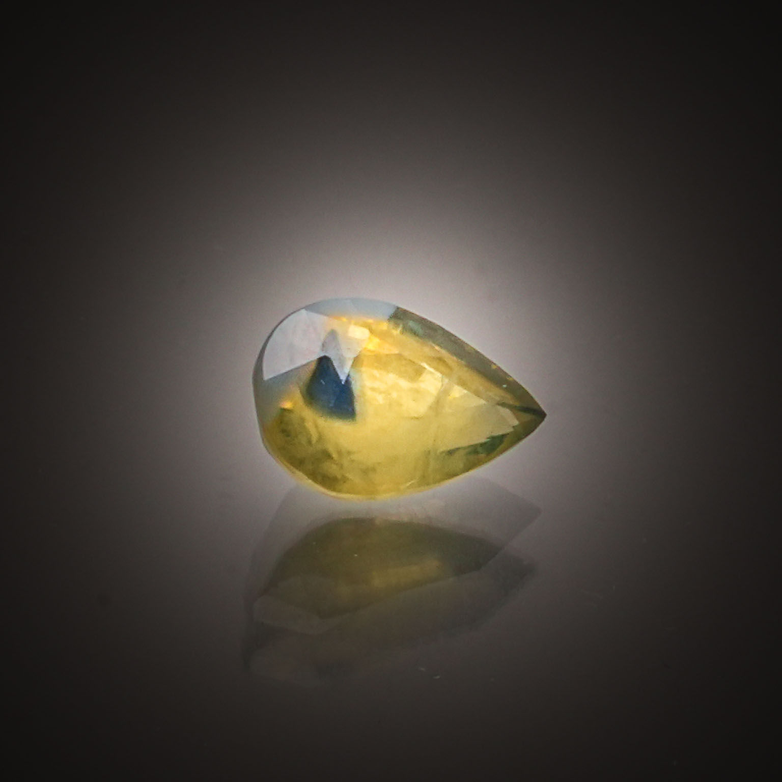 Quartz lemon ovale concave sur papier. - Lazuli