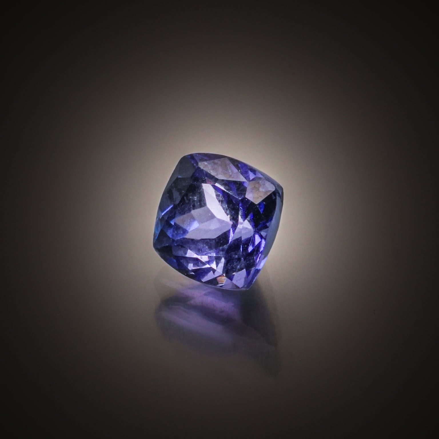 Tanzanite coussin sur papier. - Lazuli