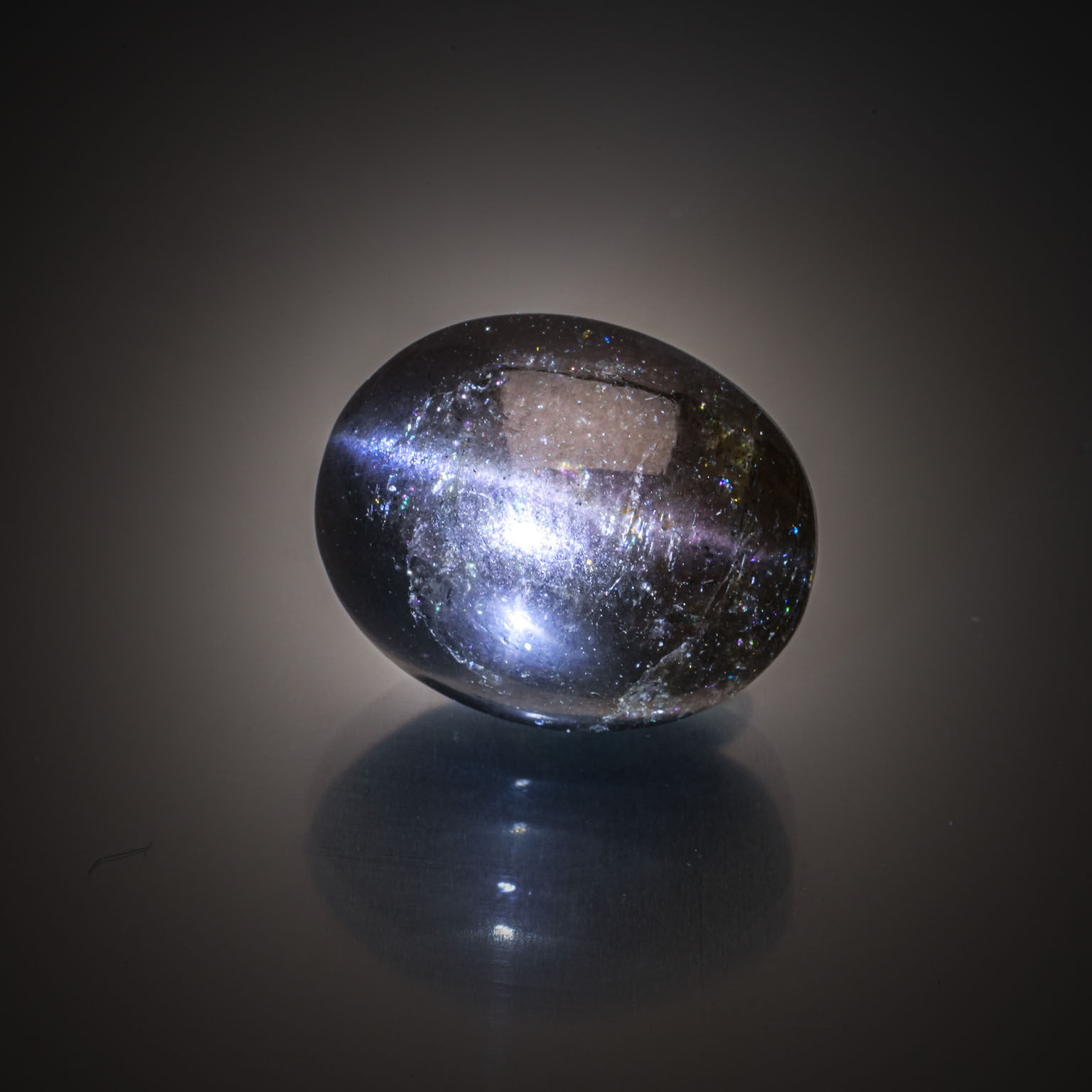 Calcite ronde cabochon sur papier. - Lazuli