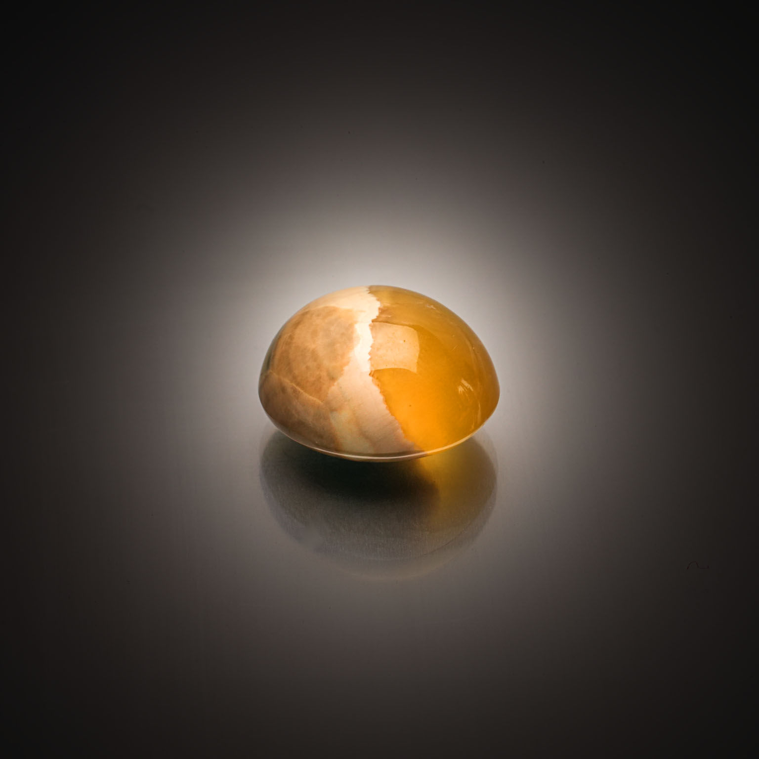 Calcite ronde cabochon sur papier. - Lazuli