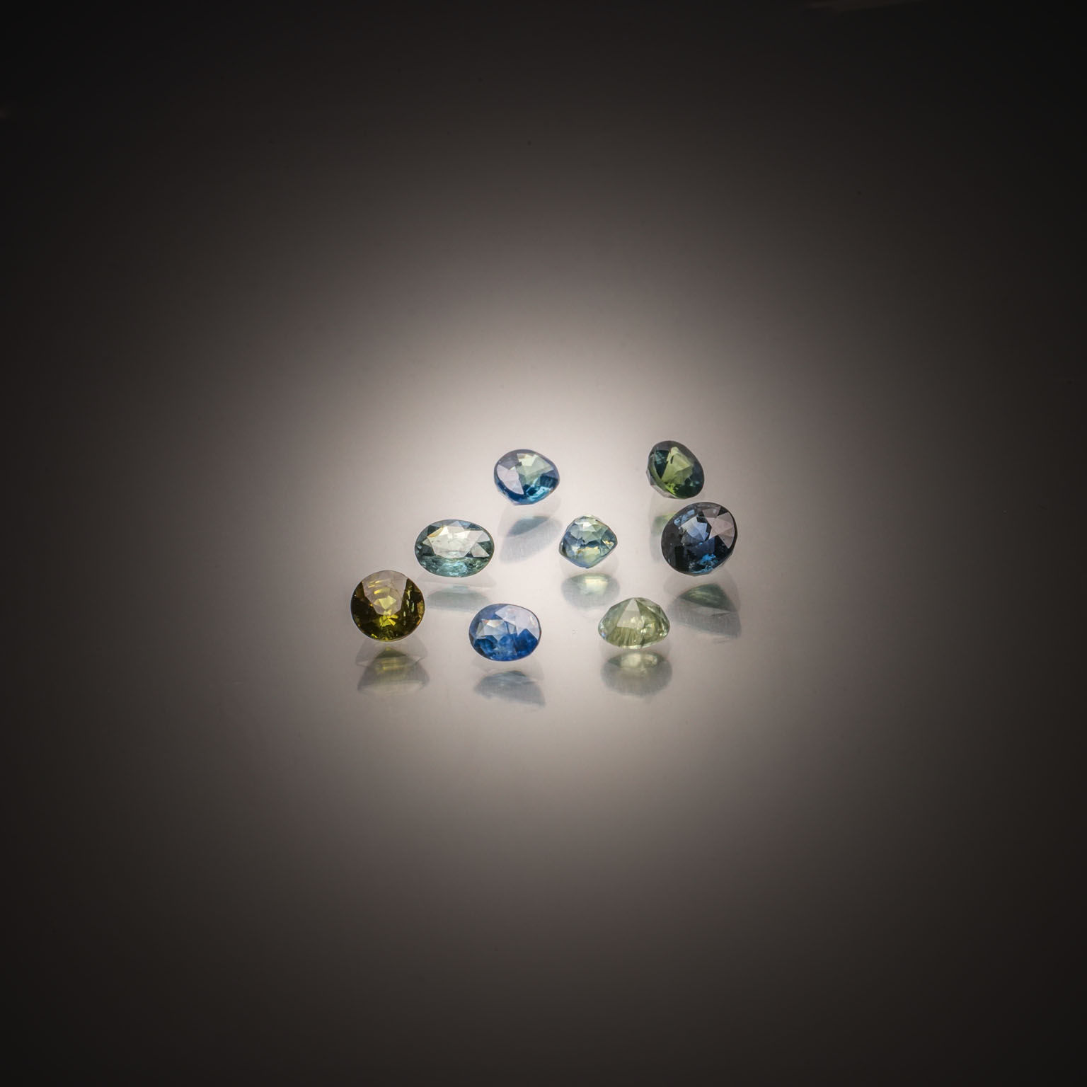 Appairage de tanzanites ovales sur papier. - Lazuli
