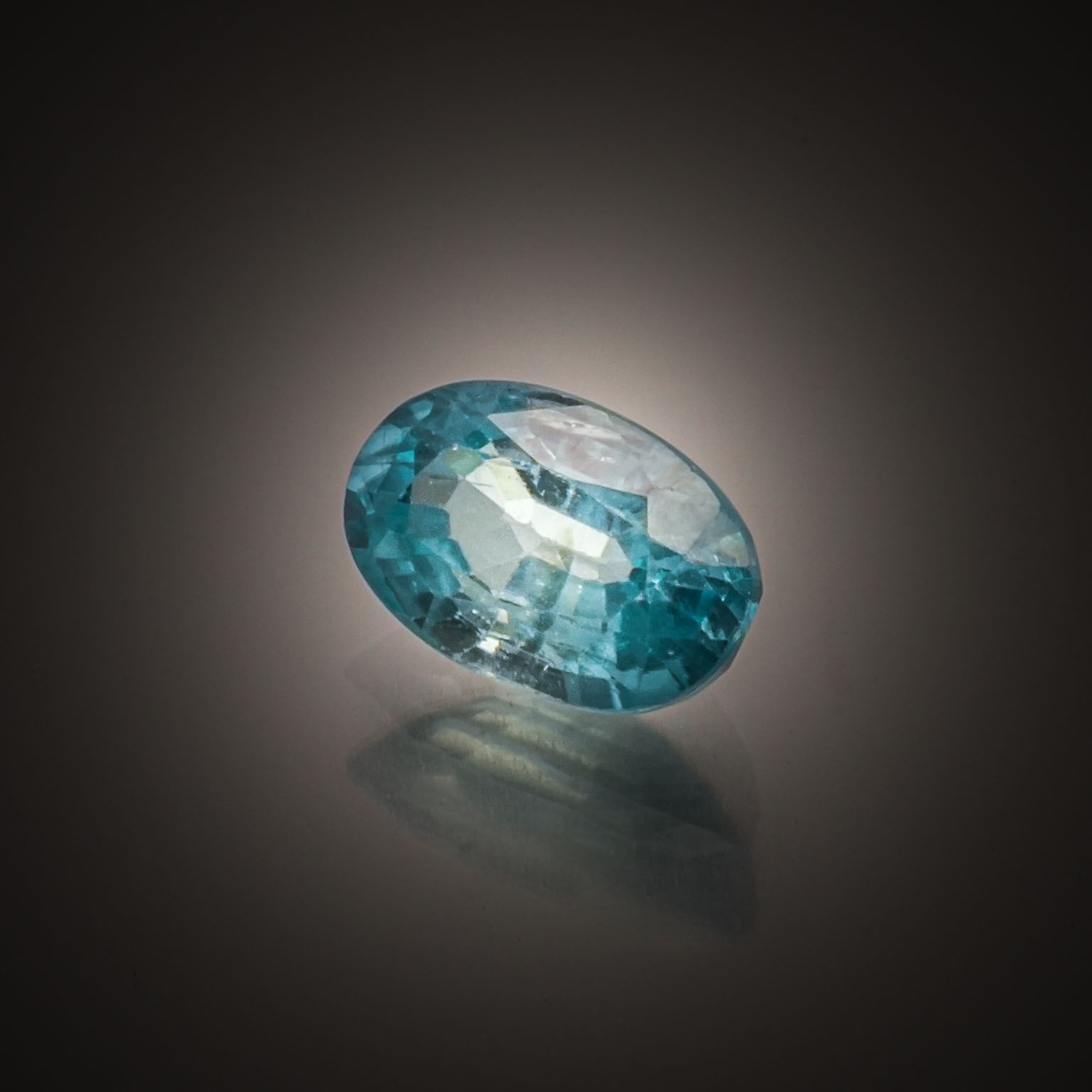 Zircon bleu ovale sur papier. - Lazuli