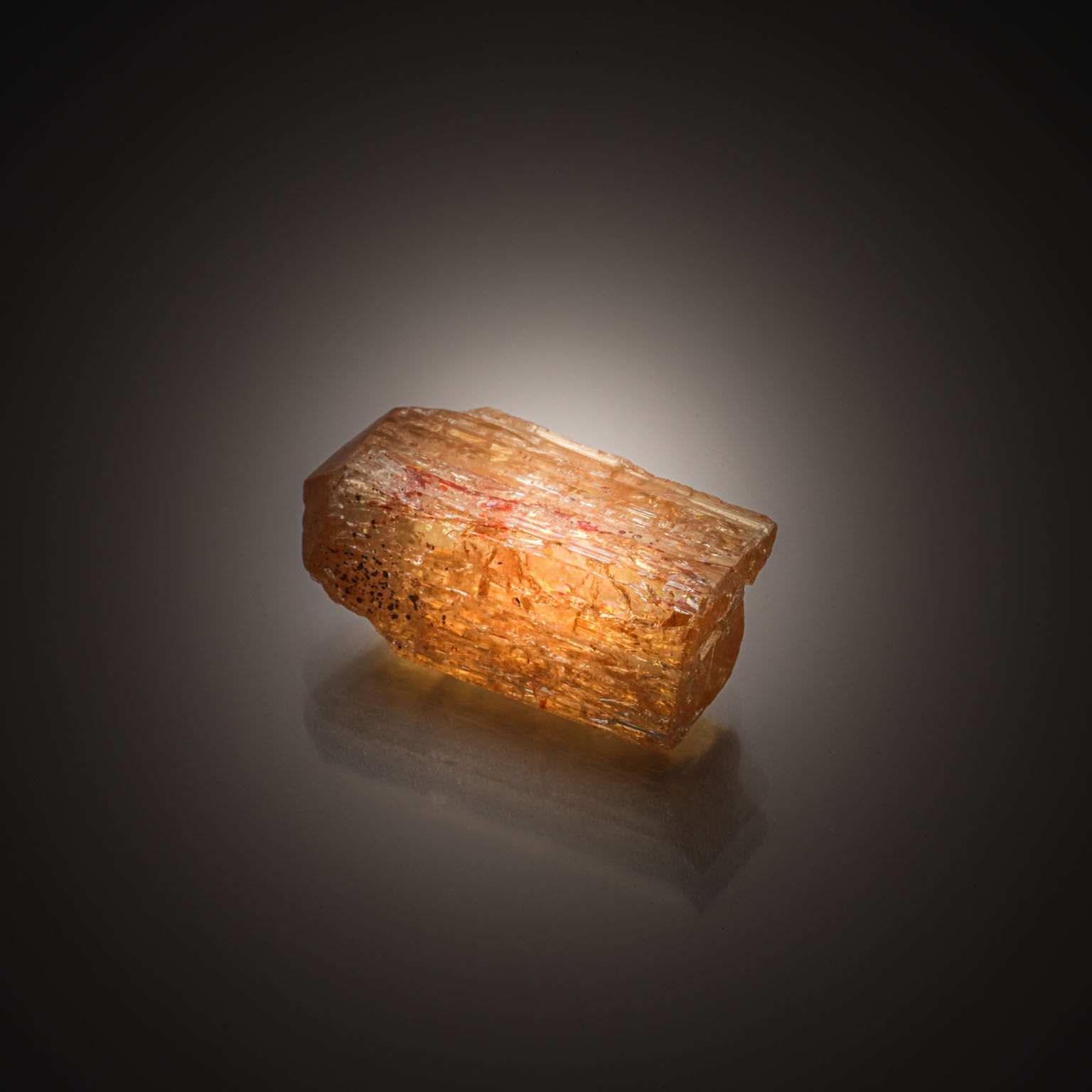 Grenat spessartite ovale sur papier. - Lazuli