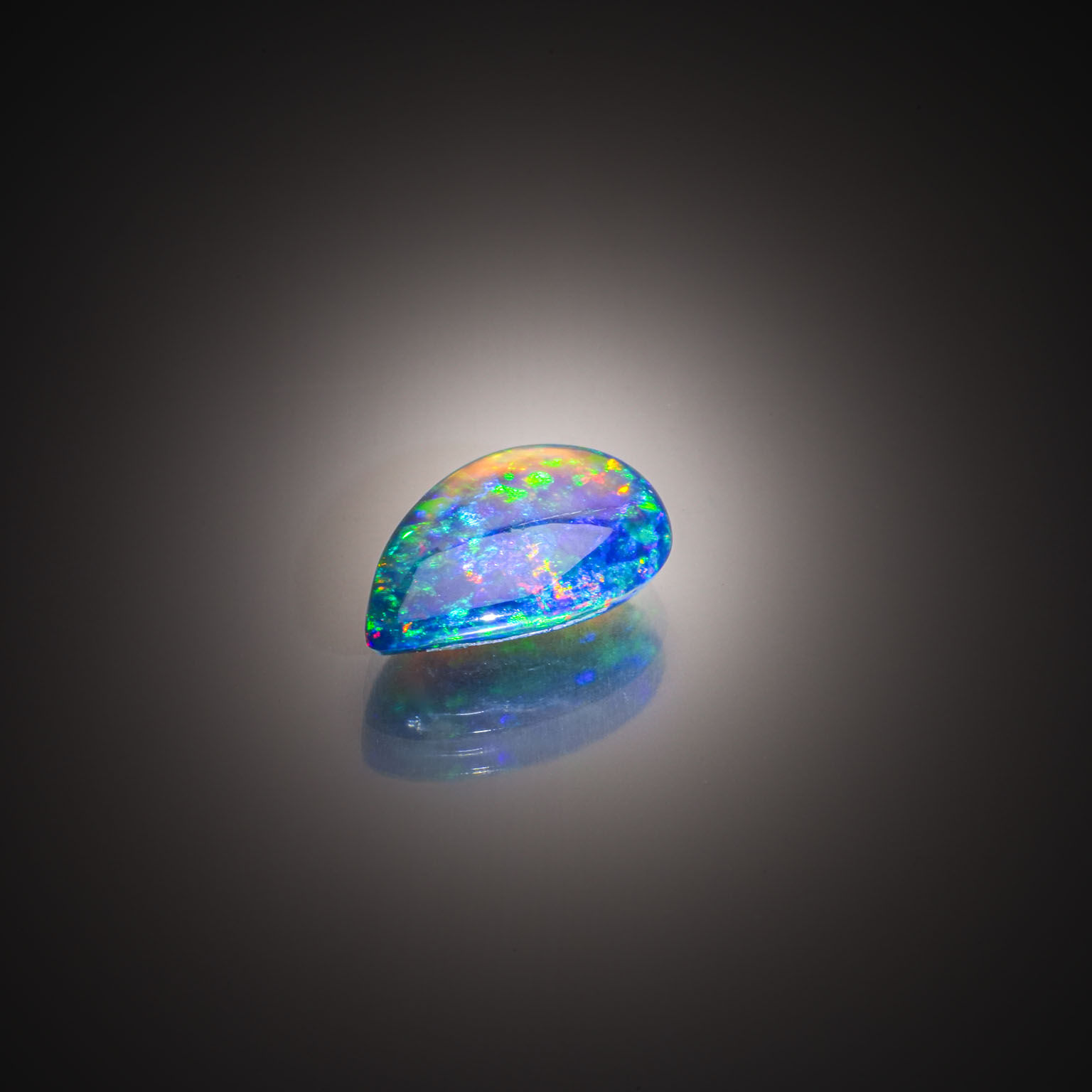 Opale noire poire cabochon sur papier. - Lazuli