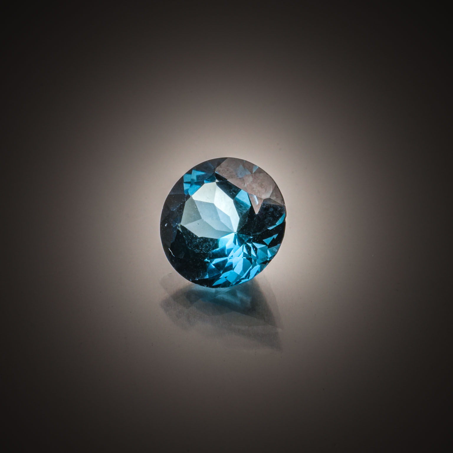 Topaze bleue poire sur papier. - Lazuli