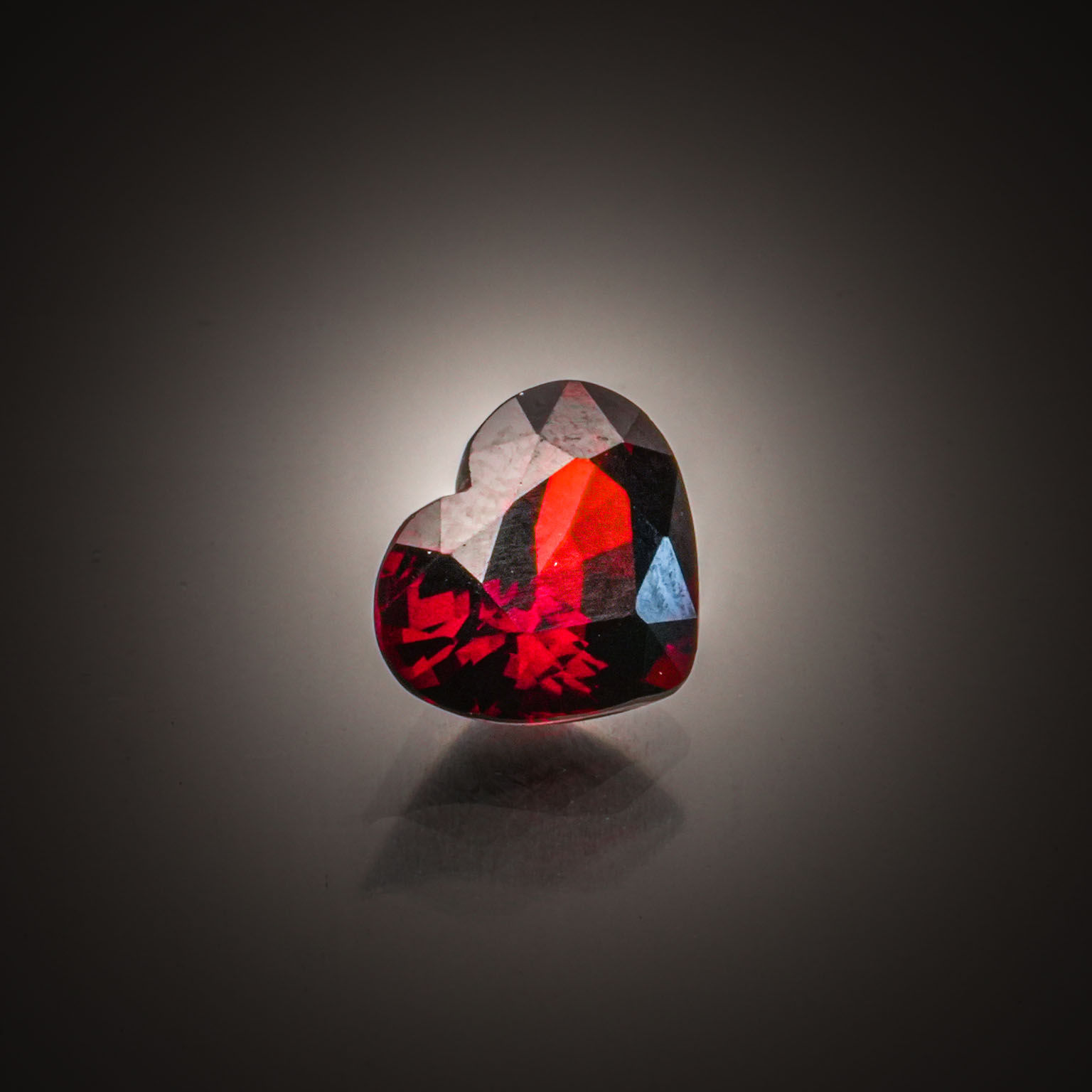 Diopside noir ovale étoilé sur papier. - Lazuli