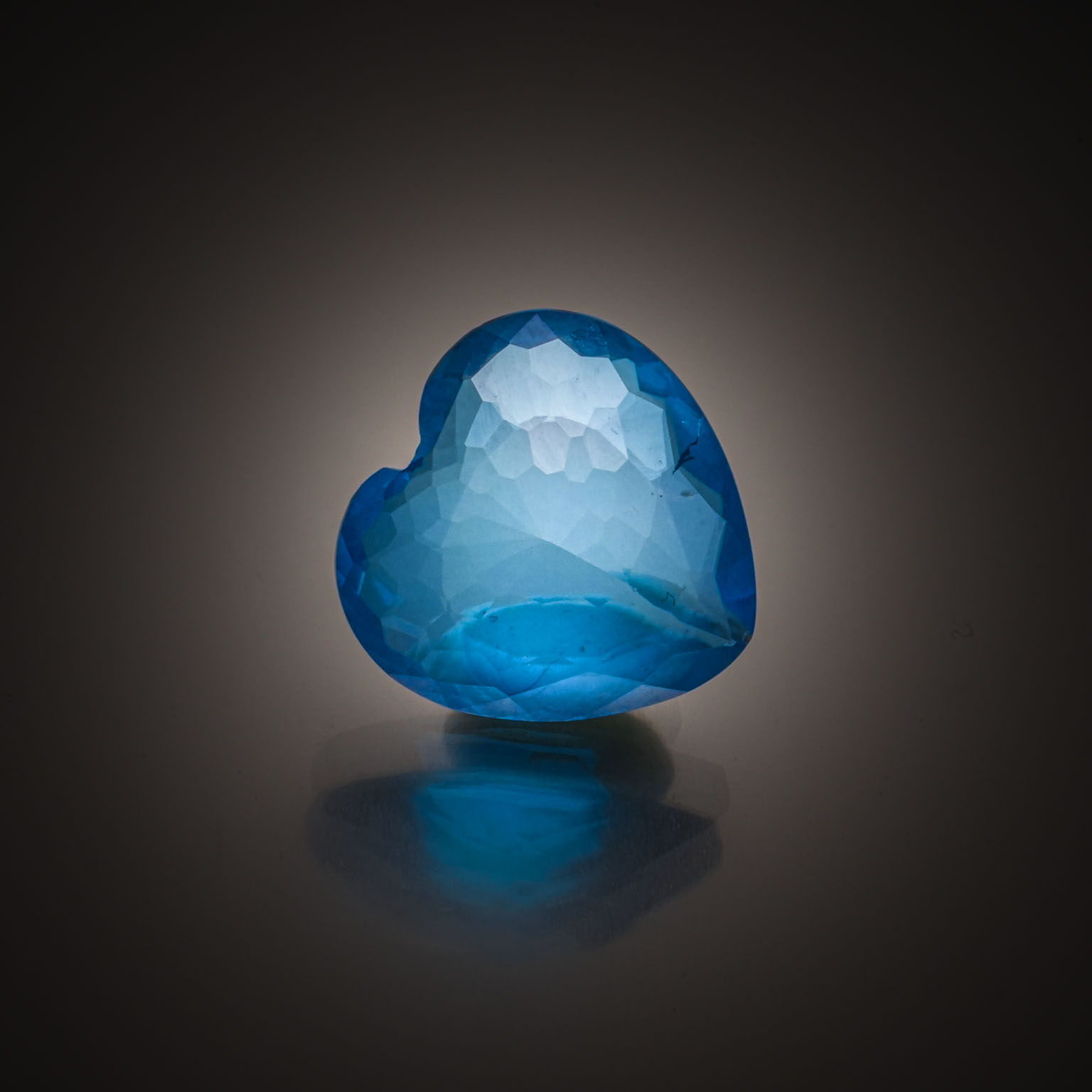 Lot de deux topazes bleues rondes sur papier. - Lazuli