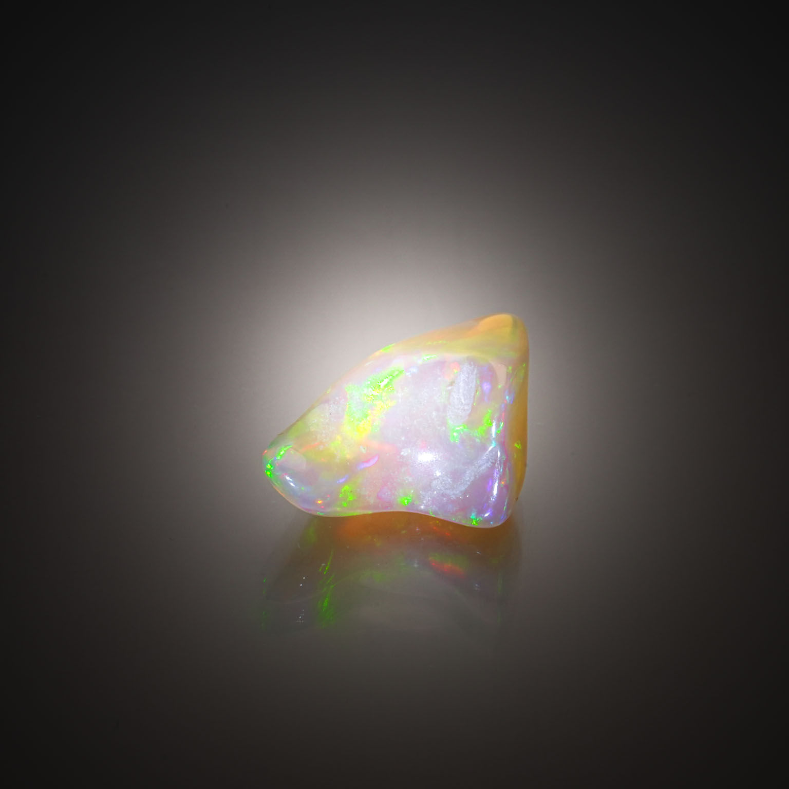 Topaze verte ovale sur papier. - Lazuli