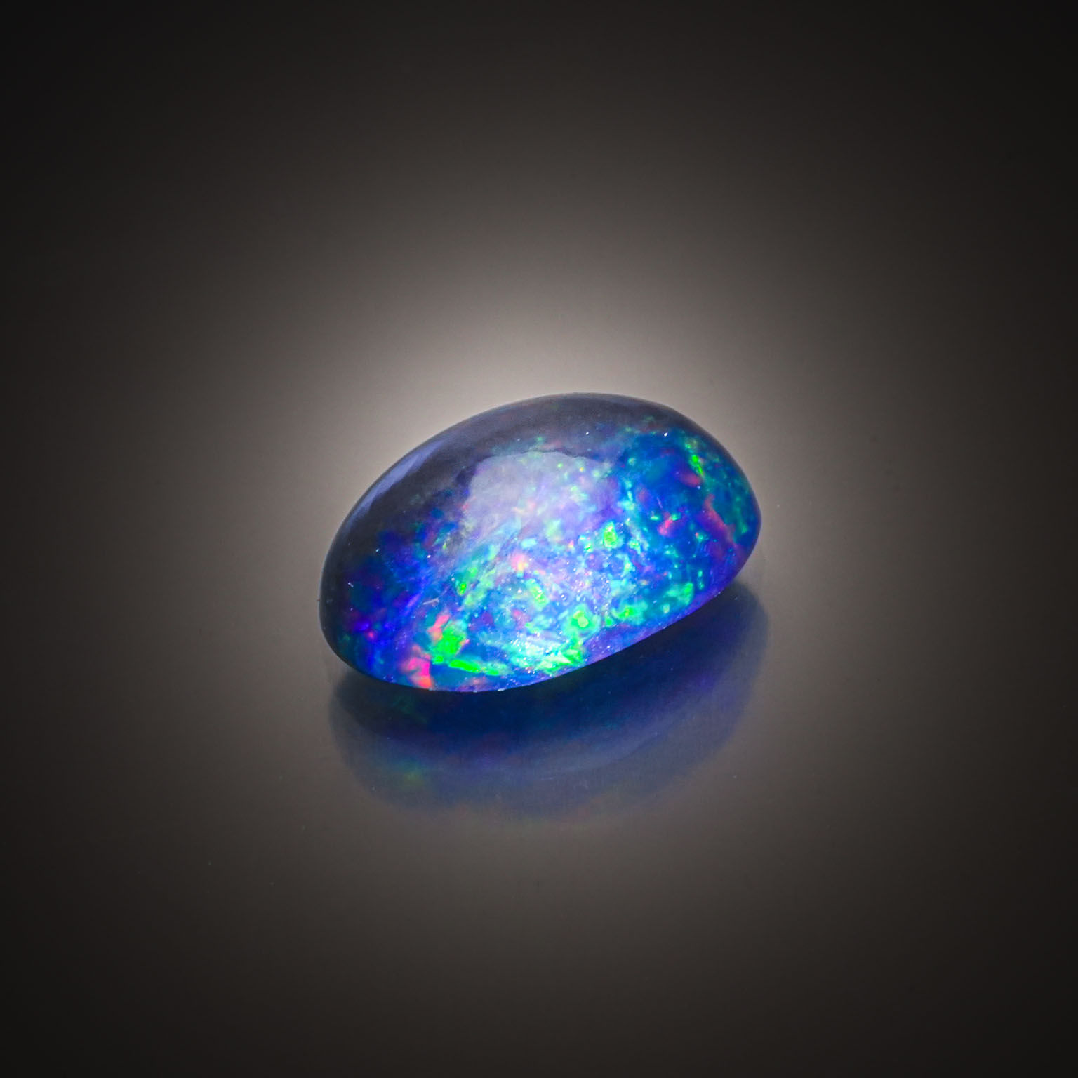 Opale Boulder poire cabochon sur papier. - Lazuli