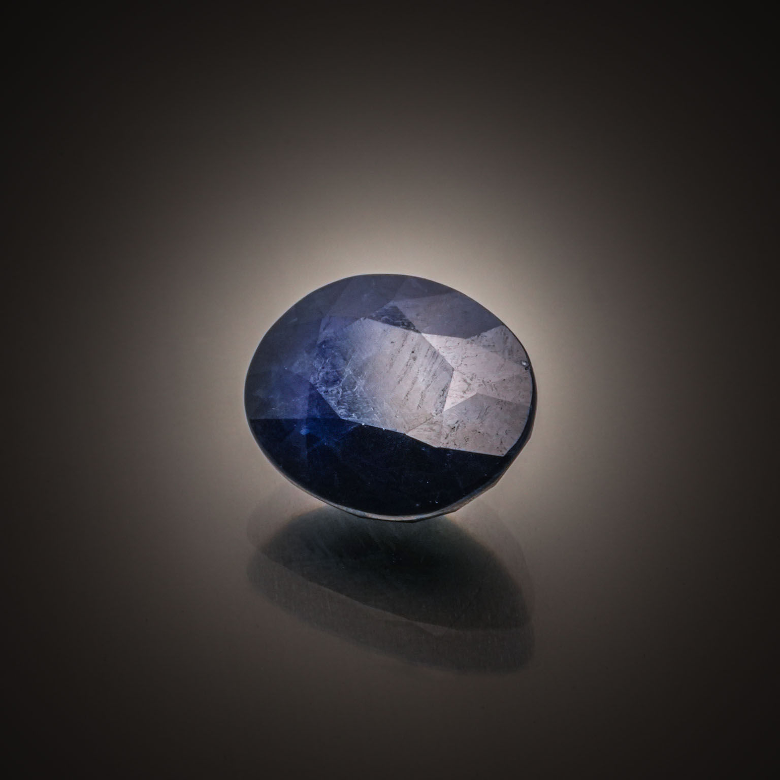Saphir ovale sur papier. - Lazuli
