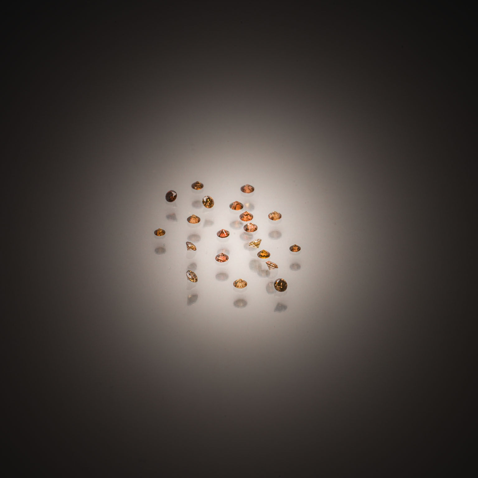 Lot de diamants caramels ronds sur papier. - Lazuli