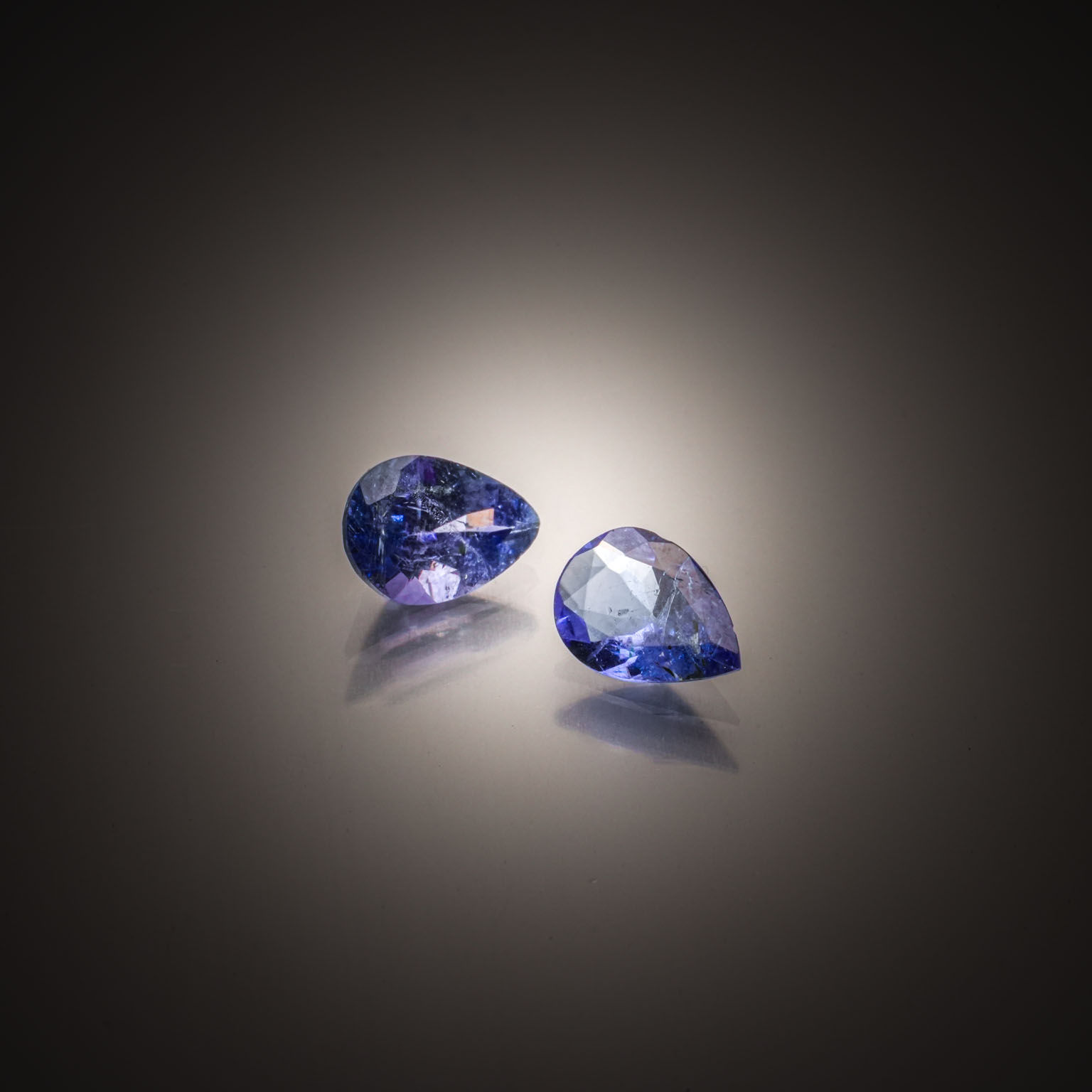 Lot de saphirs bruts sur papier. - Lazuli