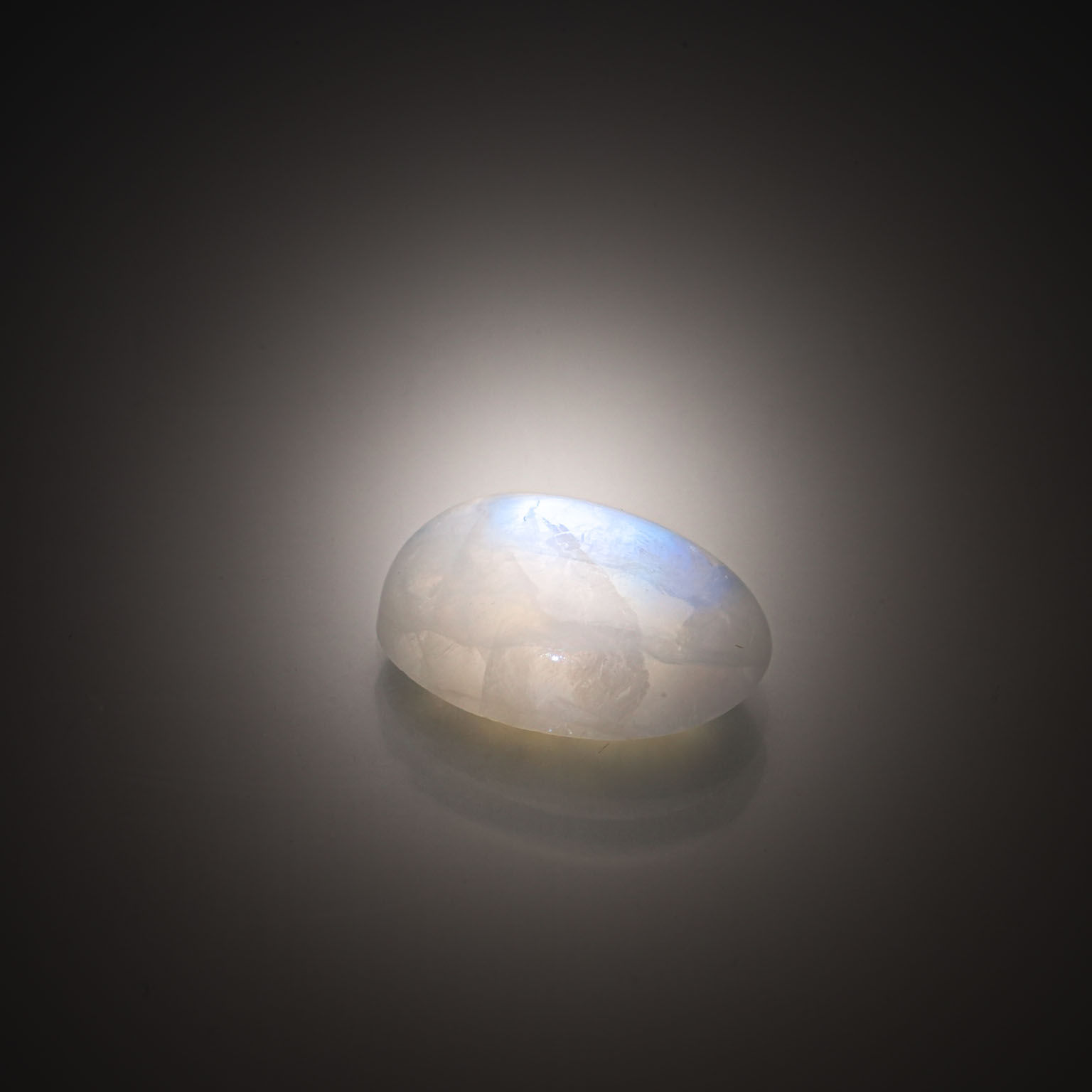 Tourmaline bleue (indicolite) rectangulaire sur papier. - Lazuli