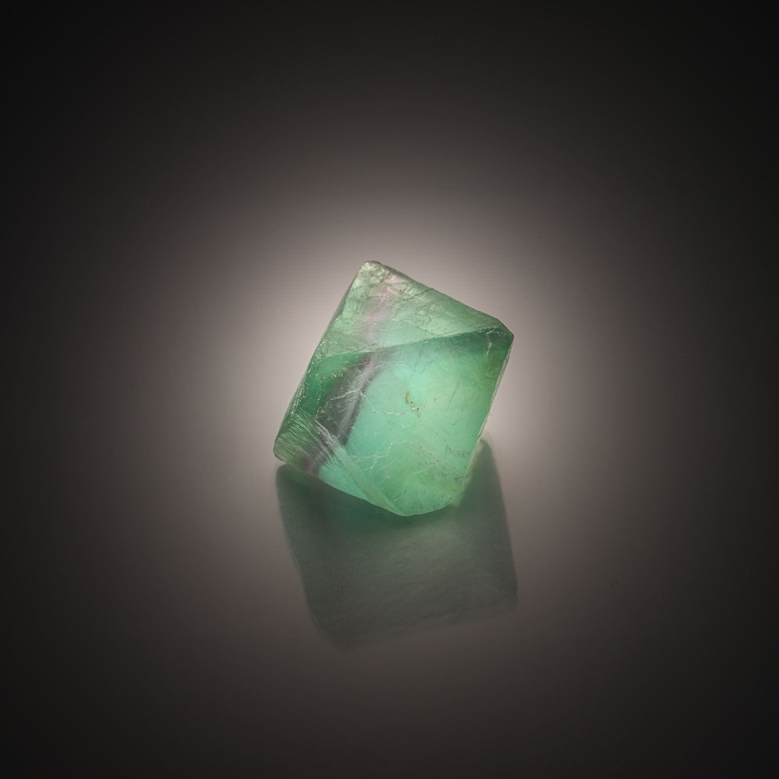 Fluorite verte/violette brute sur papier. - Lazuli