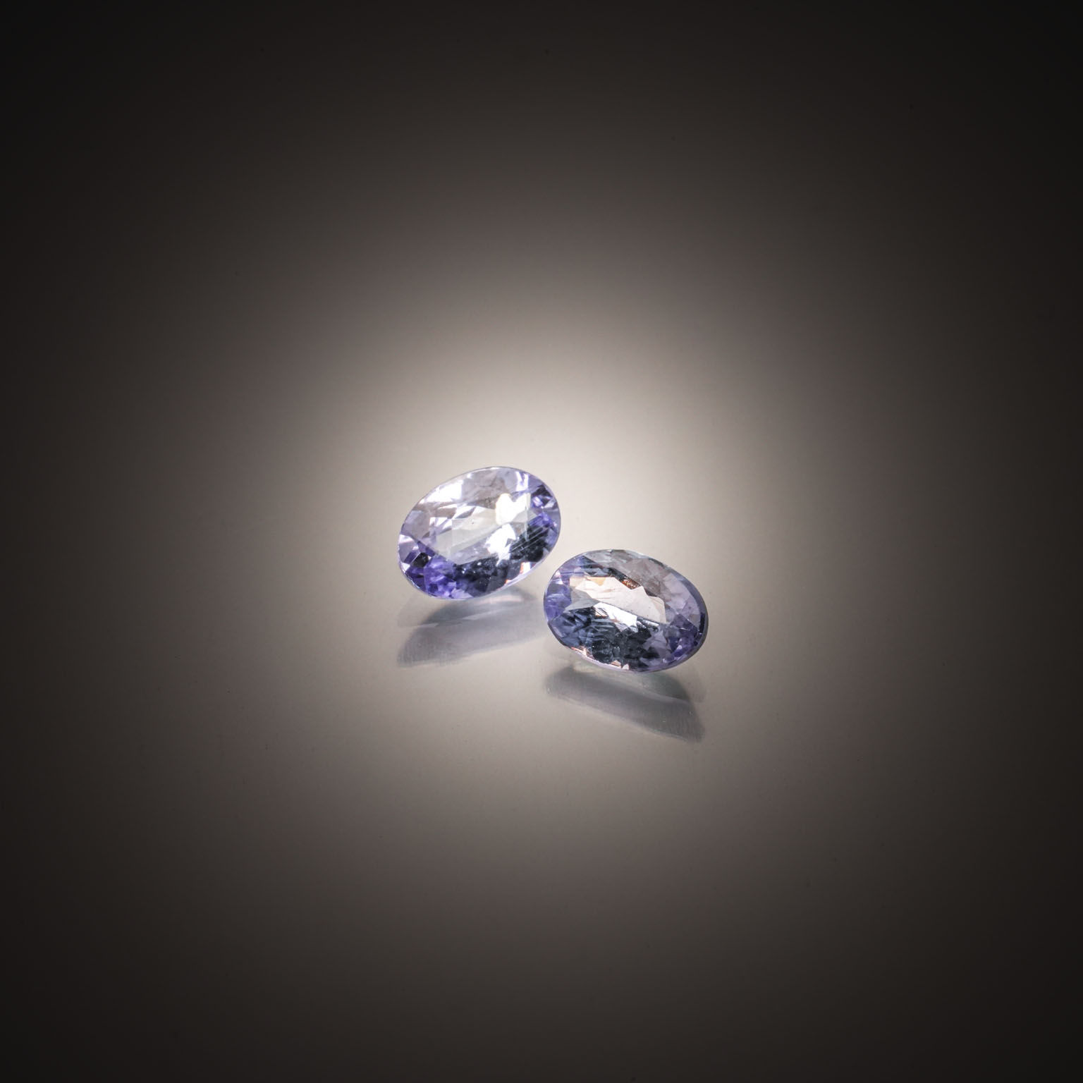 Appairage de tanzanites ovales sur papier. - Lazuli