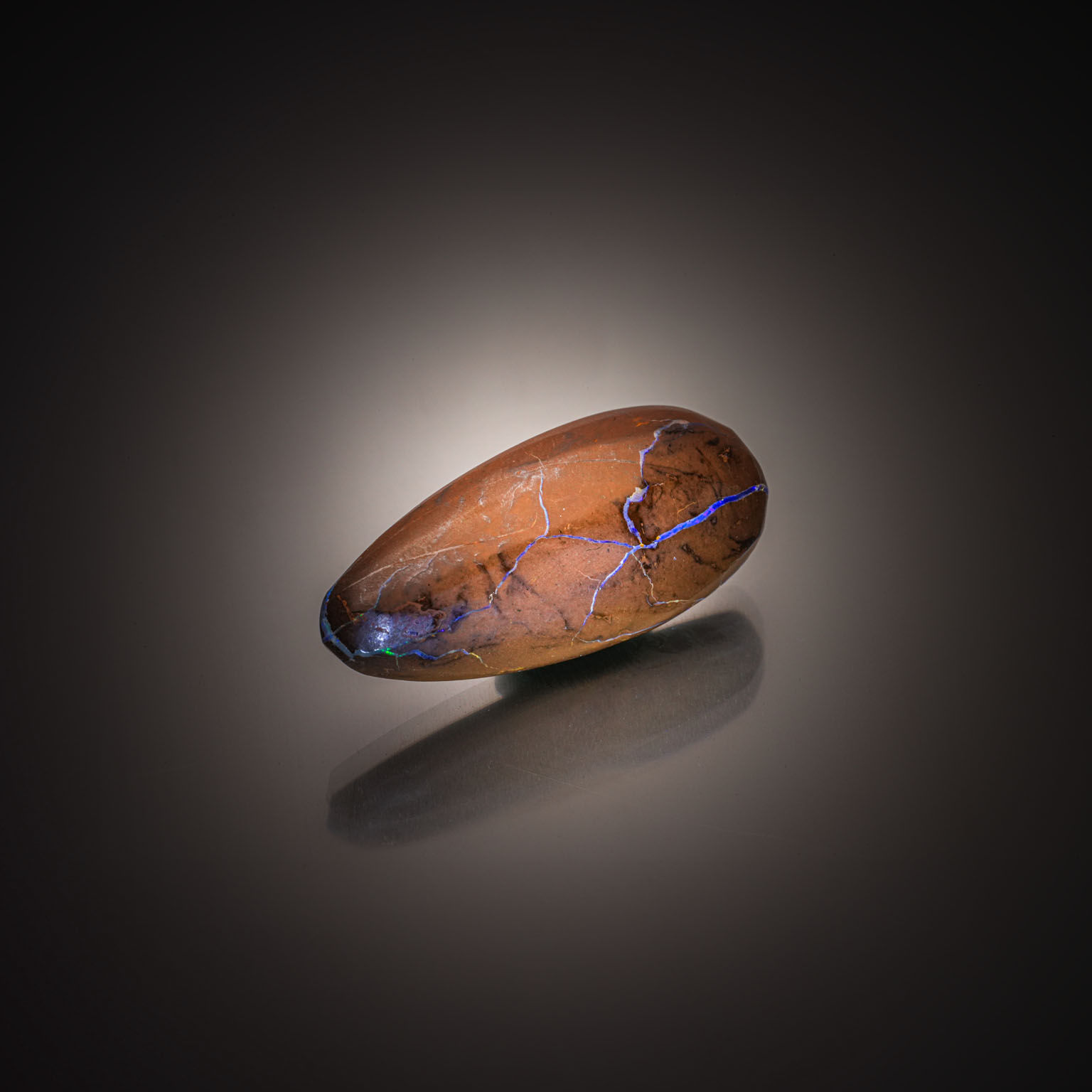 Opale Boulder poire cabochon sur papier. - Lazuli