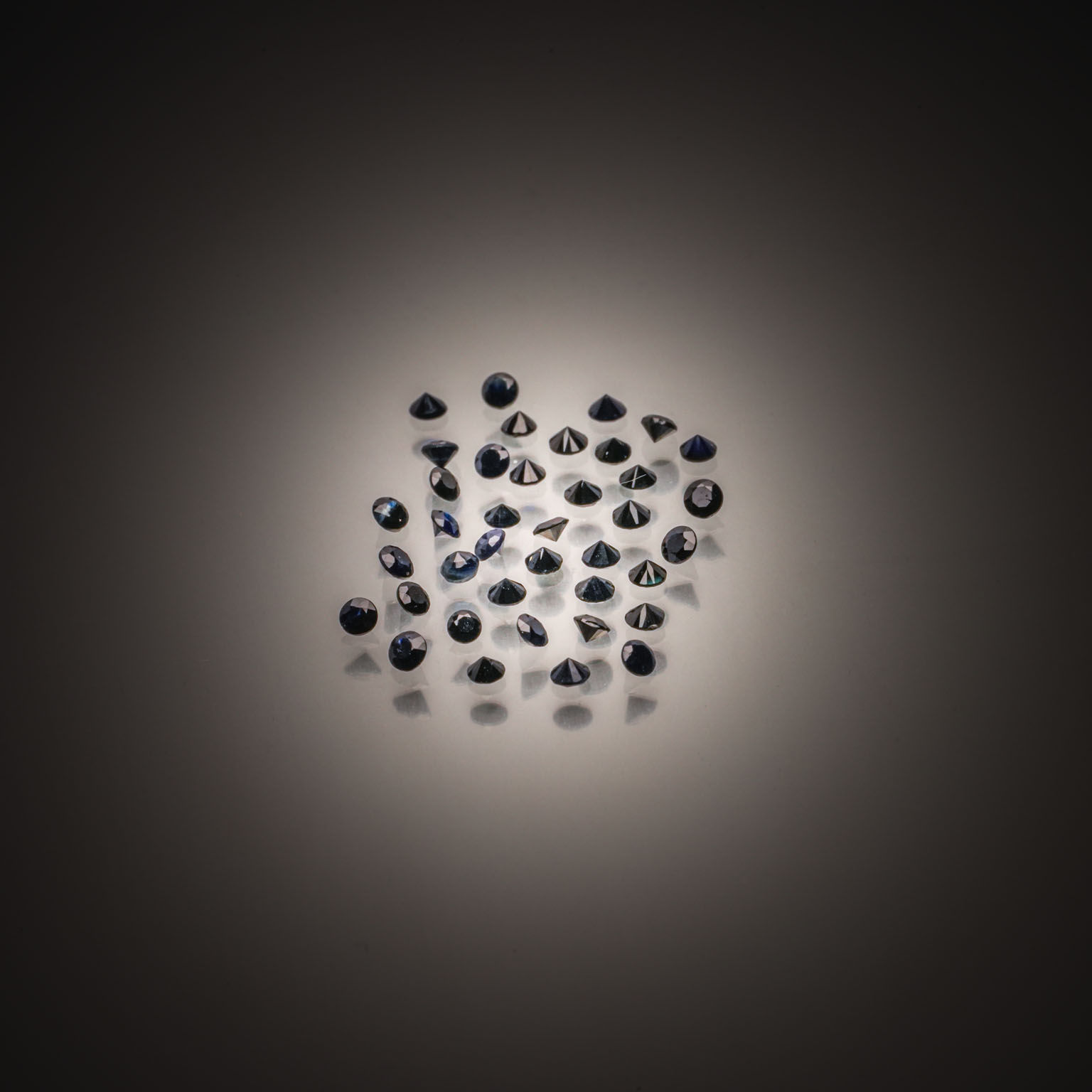Lot de saphirs (deep) ronds sur papier. - Lazuli