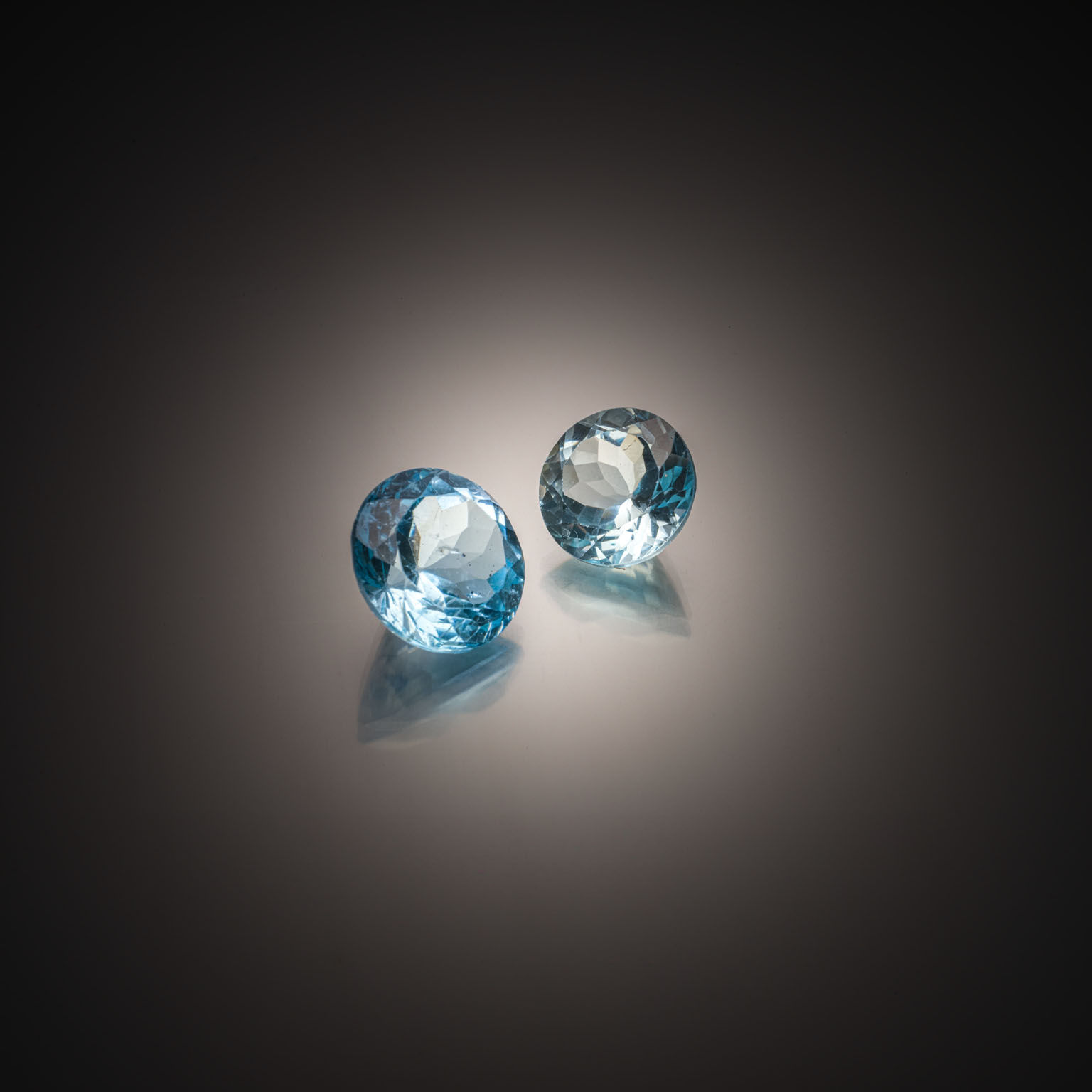 Lot de deux topazes bleues rondes sur papier. - Lazuli