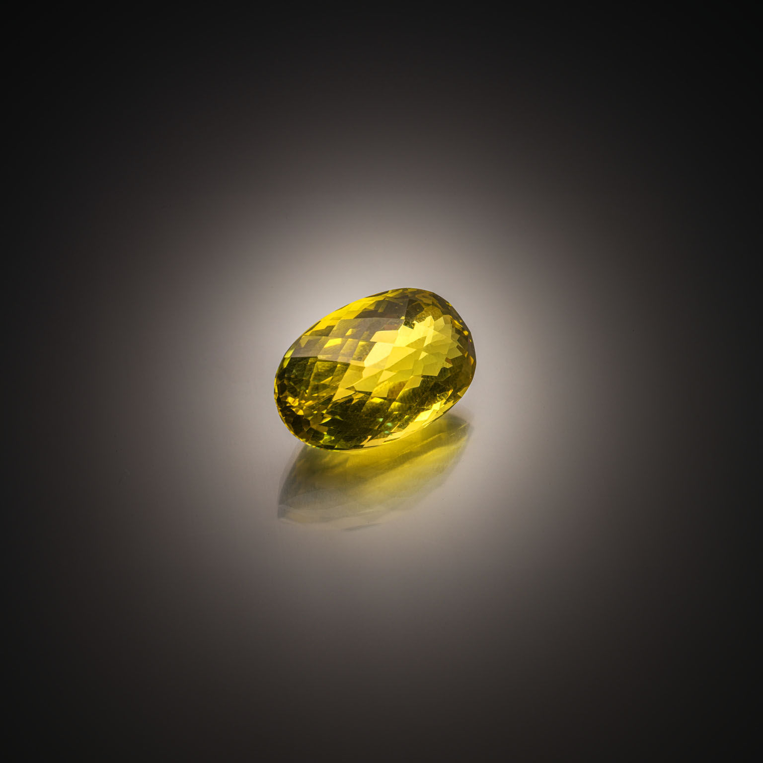 Quartz lemon ovale sur papier. - Lazuli
