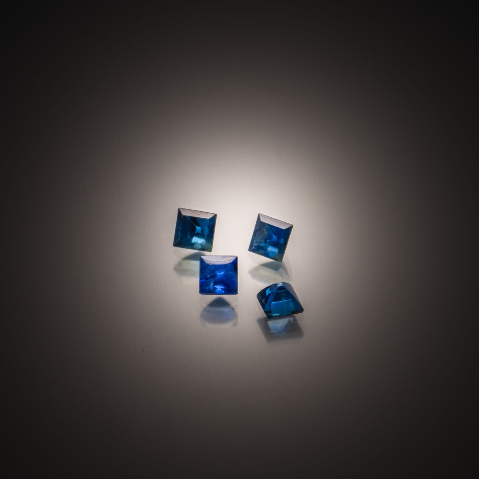 Lot de quatre saphirs carrés sur papier. - Lazuli