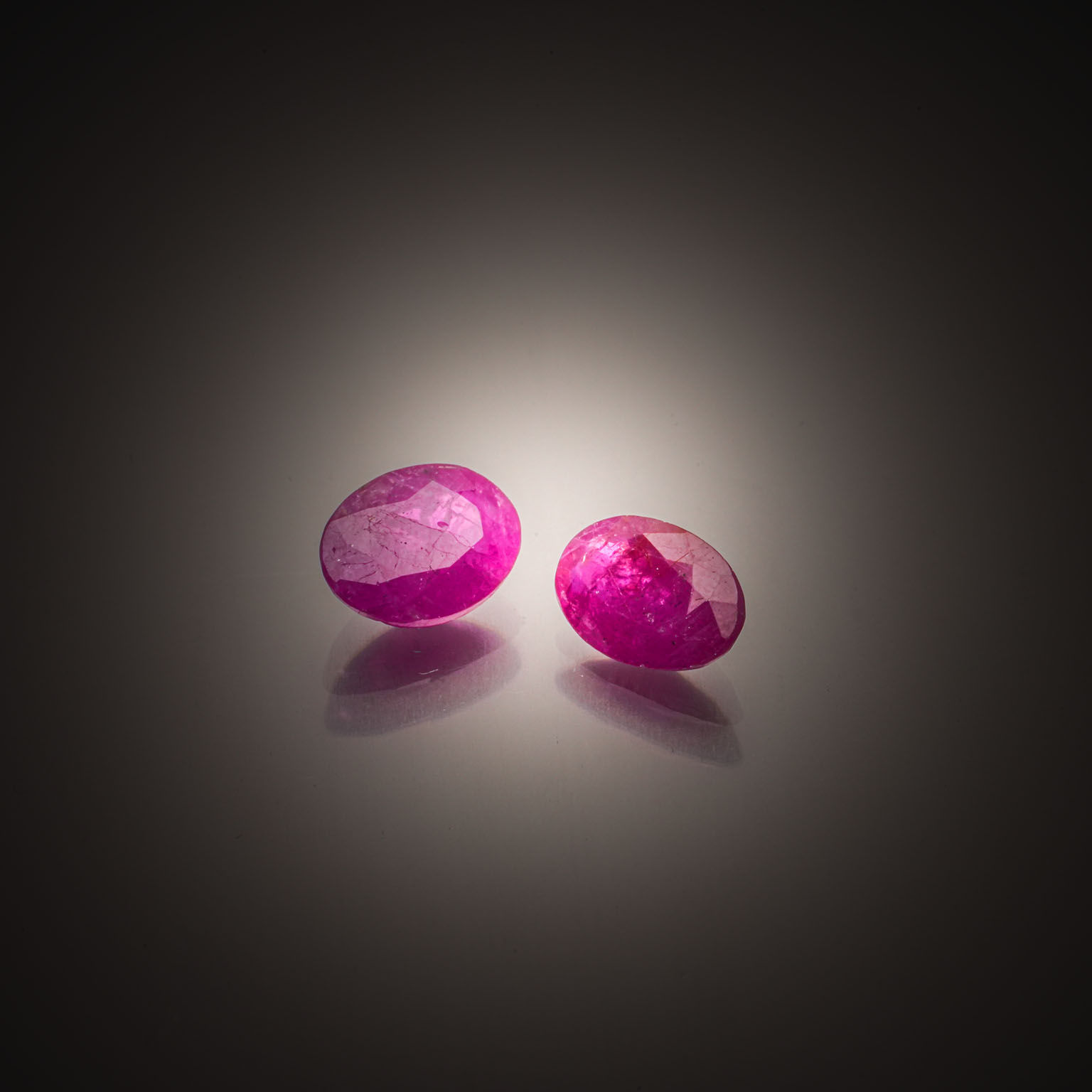Lot de deux rubis ovales sur papier. - Lazuli