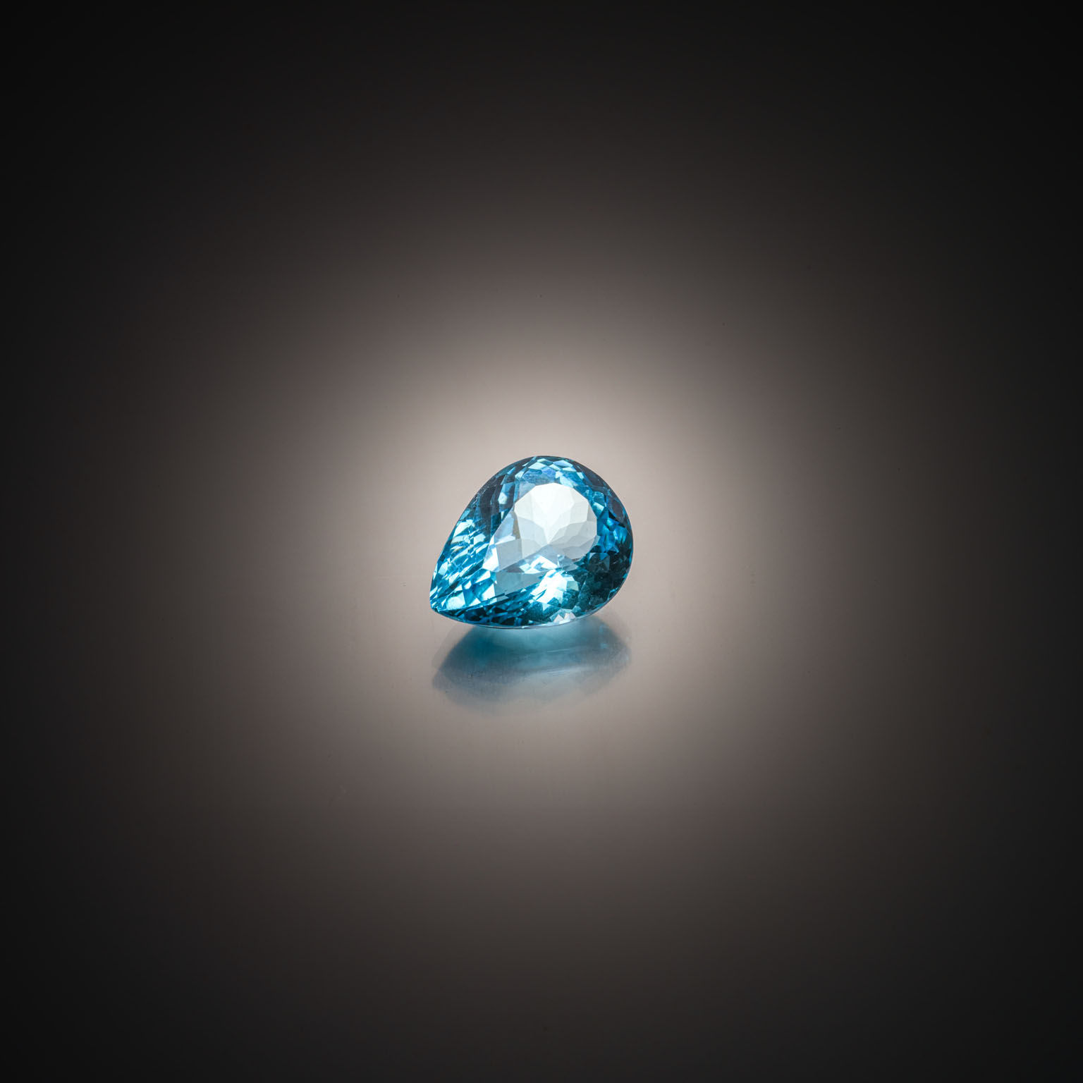 Topaze bleue poire sur papier. - Lazuli