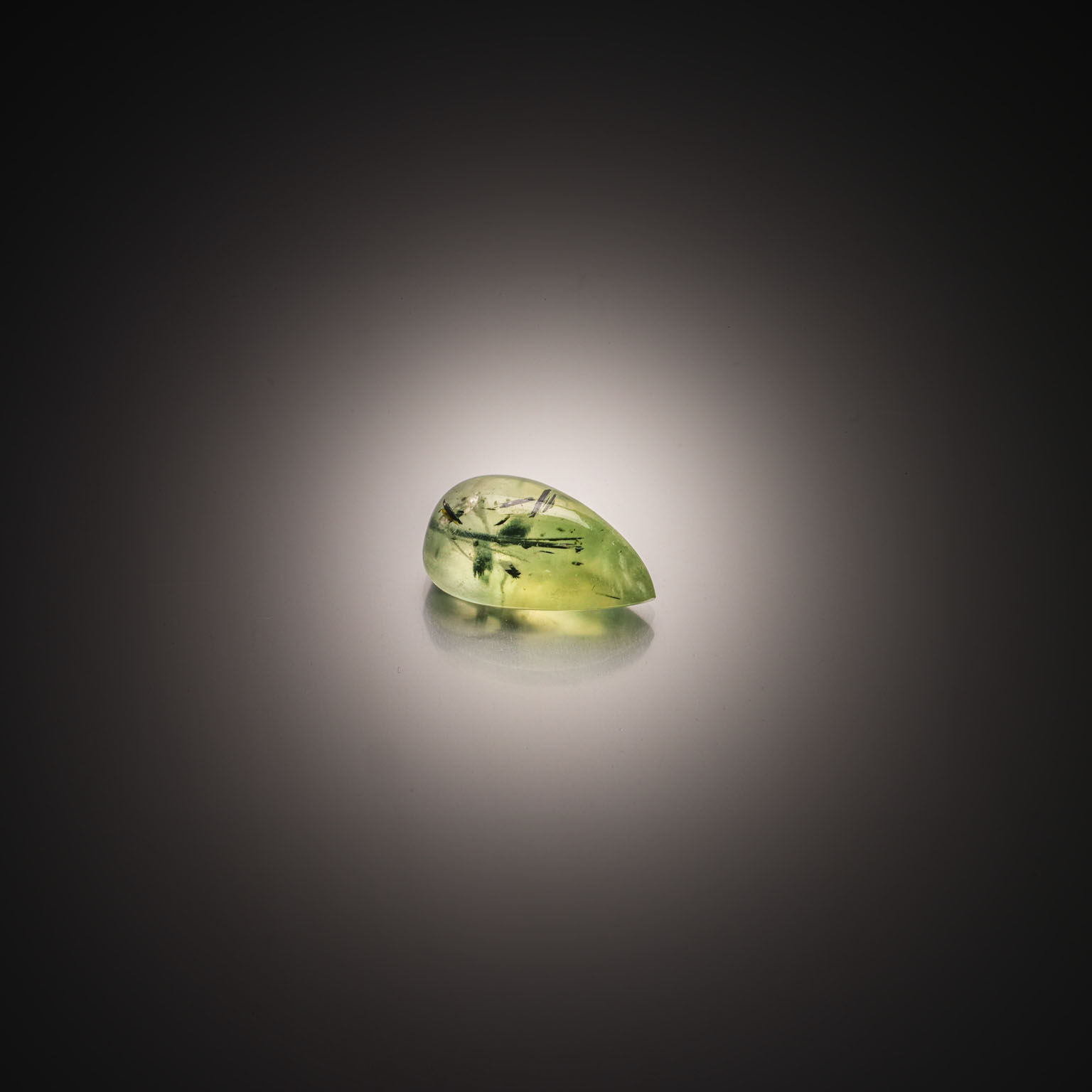 Prehnite poire cabochon sur papier. - Lazuli