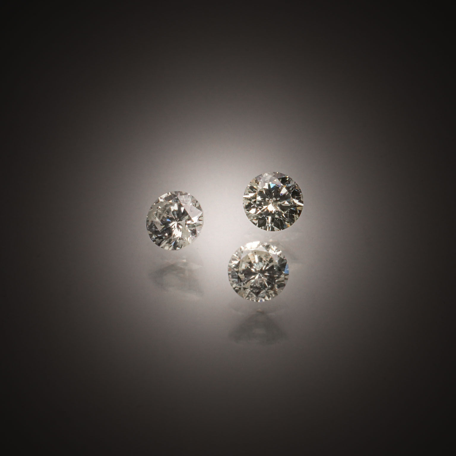 Appairage de diamants ronds sur papier. - Lazuli