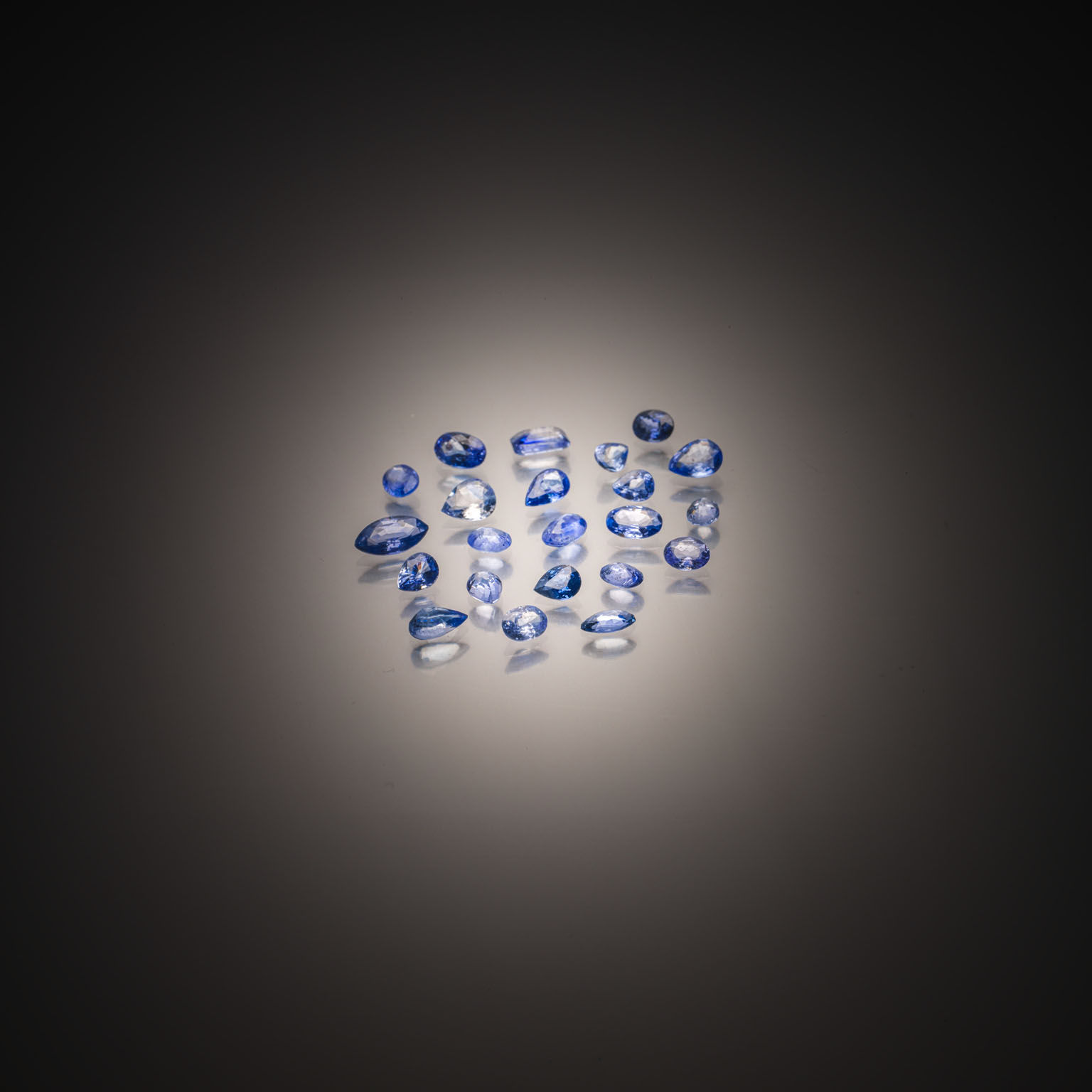 Lot de saphirs sur papier. - Lazuli