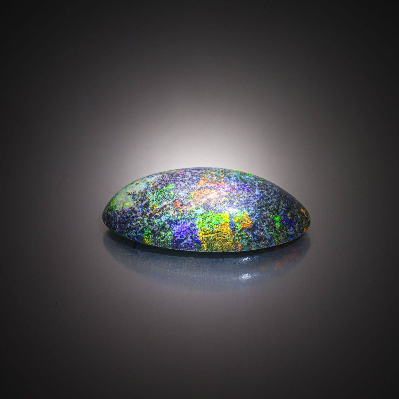 Calcite ronde cabochon sur papier. - Lazuli