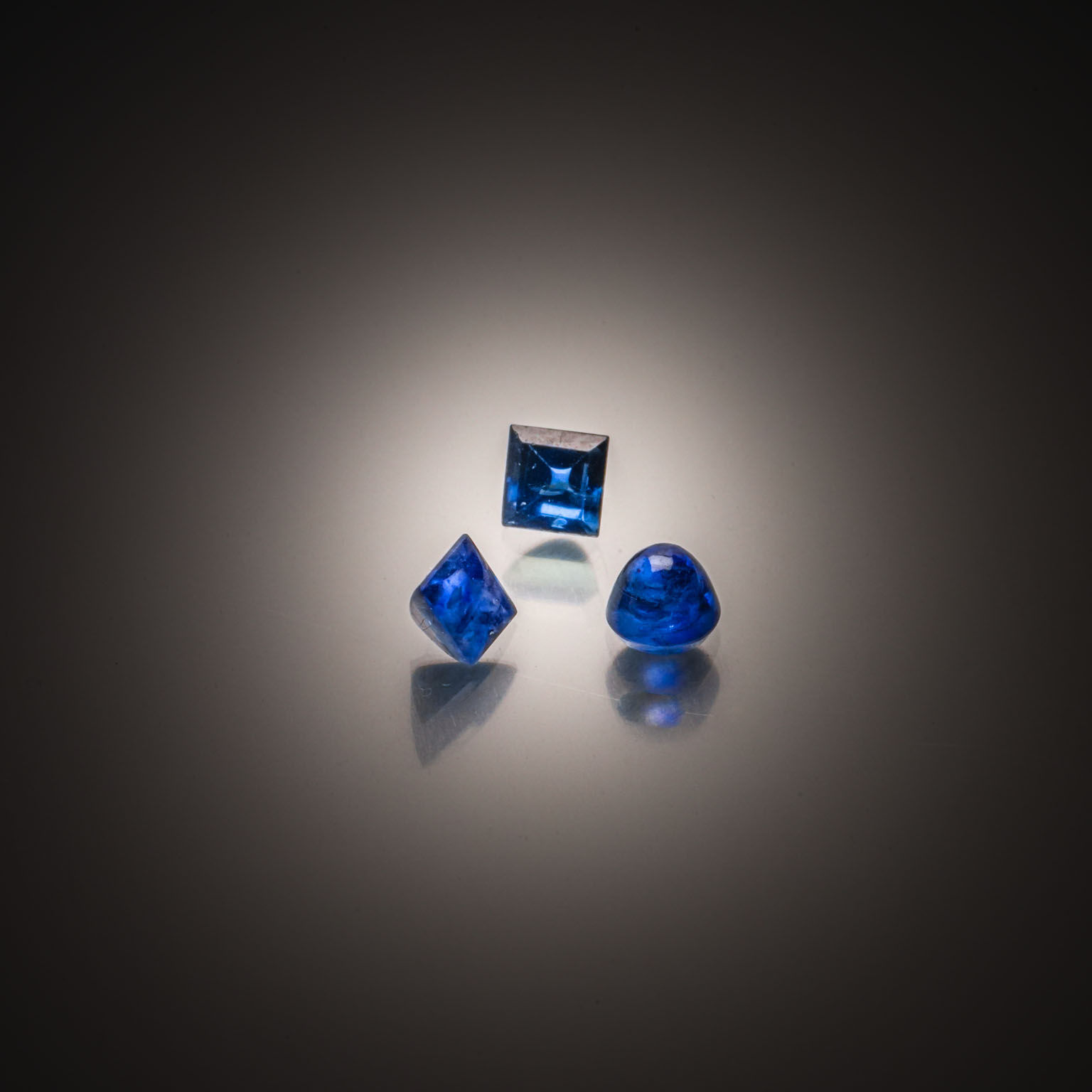 Lot de deux topazes bleues rondes sur papier. - Lazuli