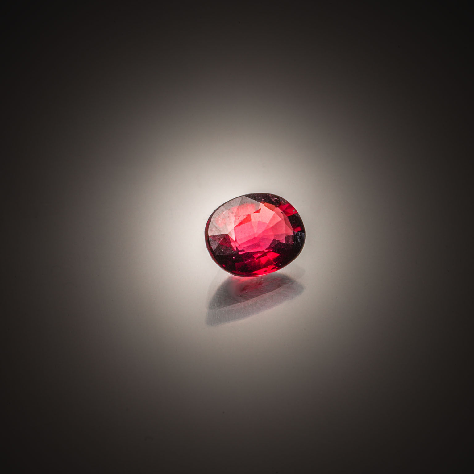 Grenat rhodolite ovale sur papier. - Lazuli