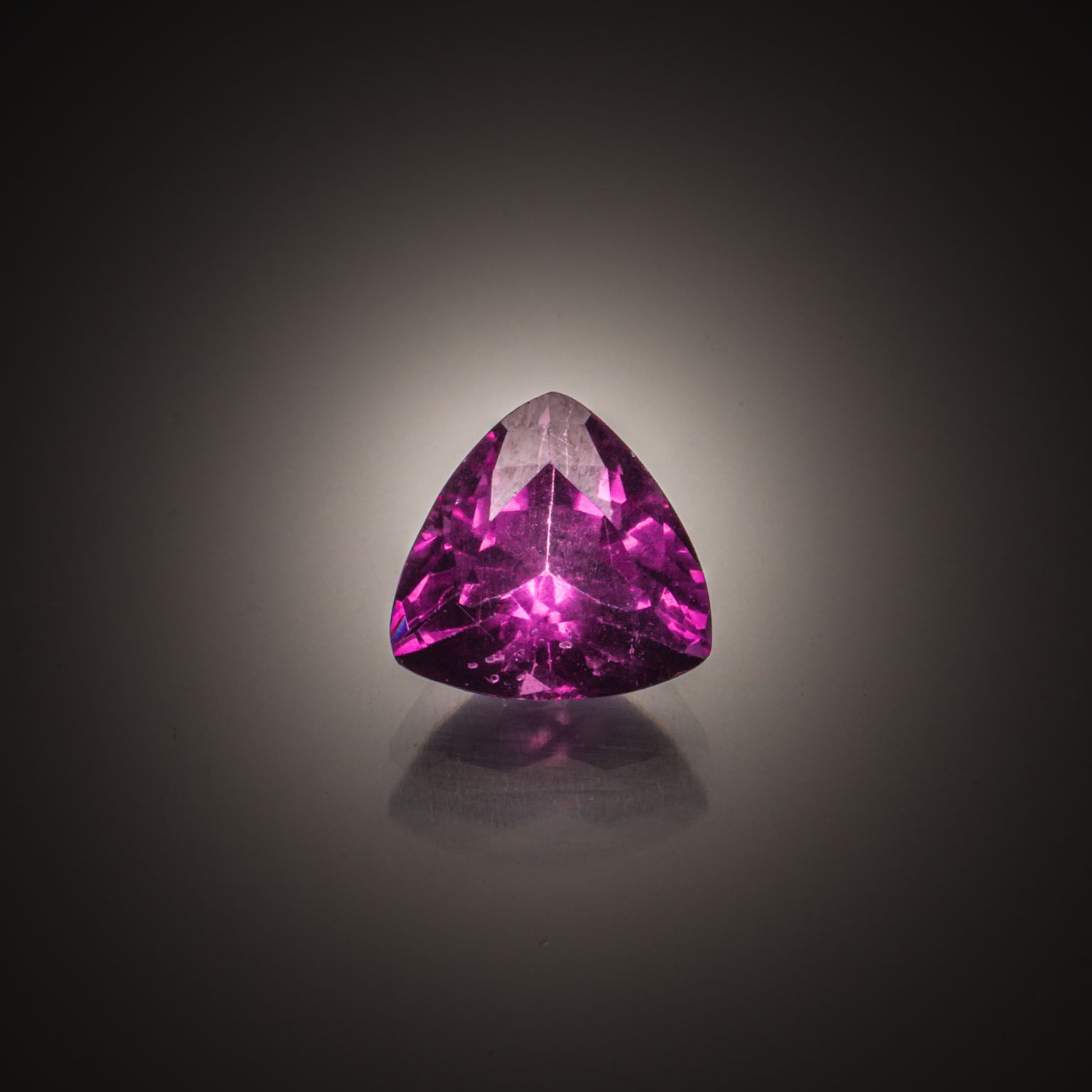 Tourmaline verte ovale sur papier. - Lazuli