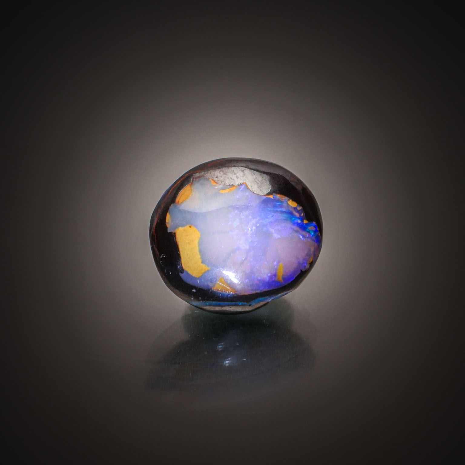 Opale Boulder cabochon sur papier. - Lazuli