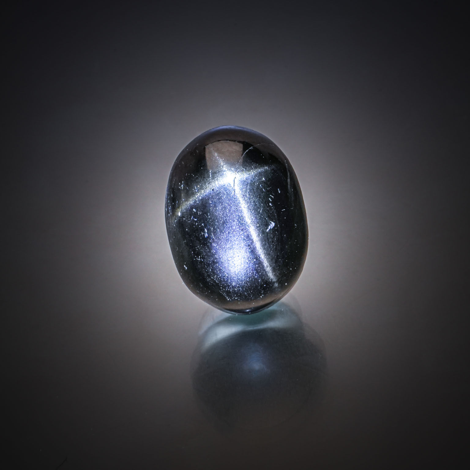 Diopside noir ovale étoilé sur papier. - Lazuli