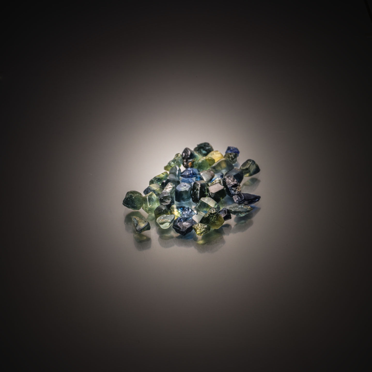 Fluorite bleue (color change) coussin sur papier. - Lazuli