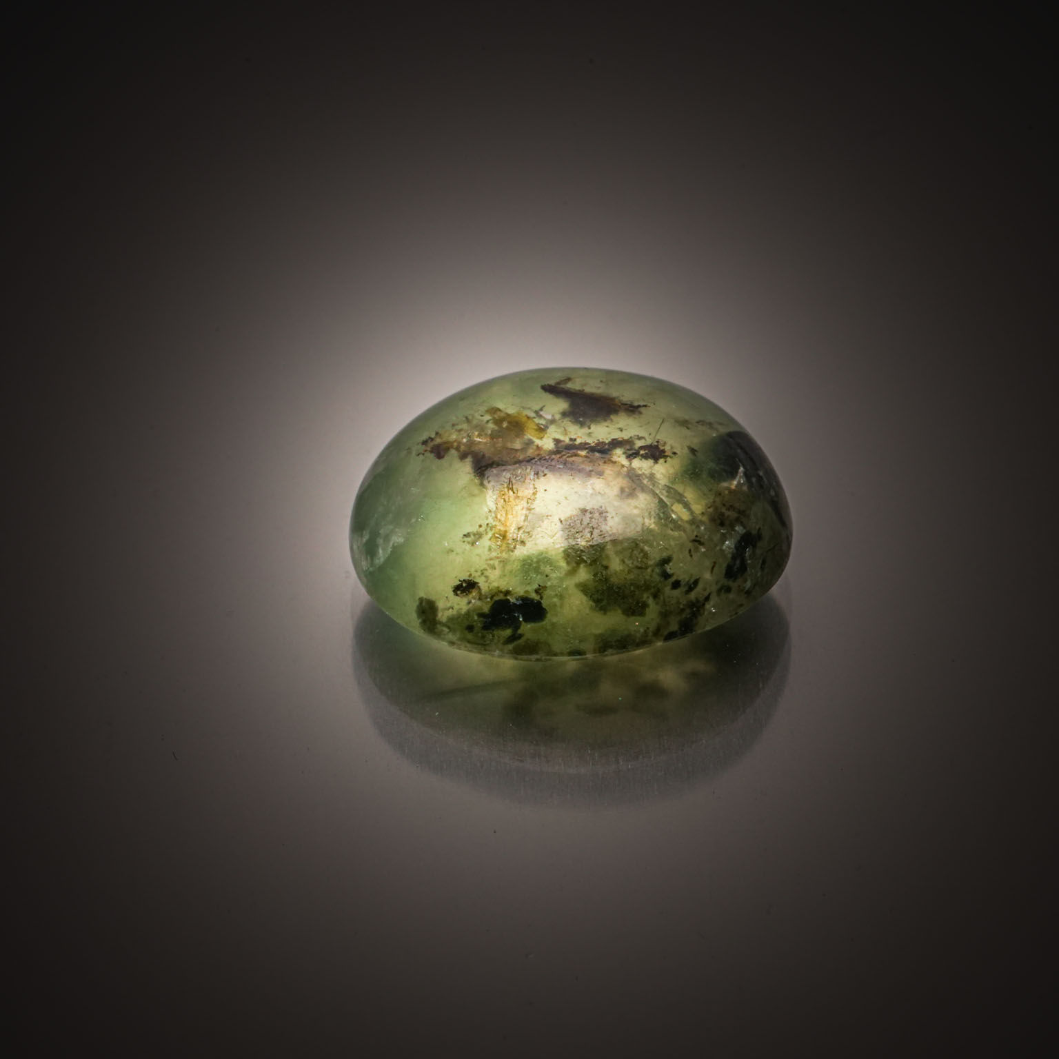 Tourmaline verte ovale sur papier. - Lazuli