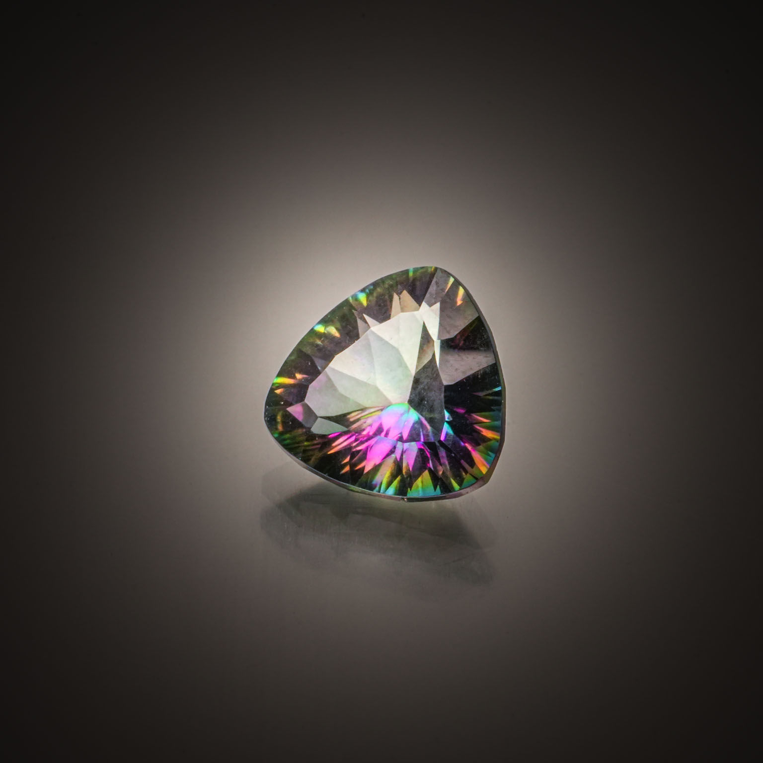 Quartz mystique trillion concave sur papier. - Lazuli