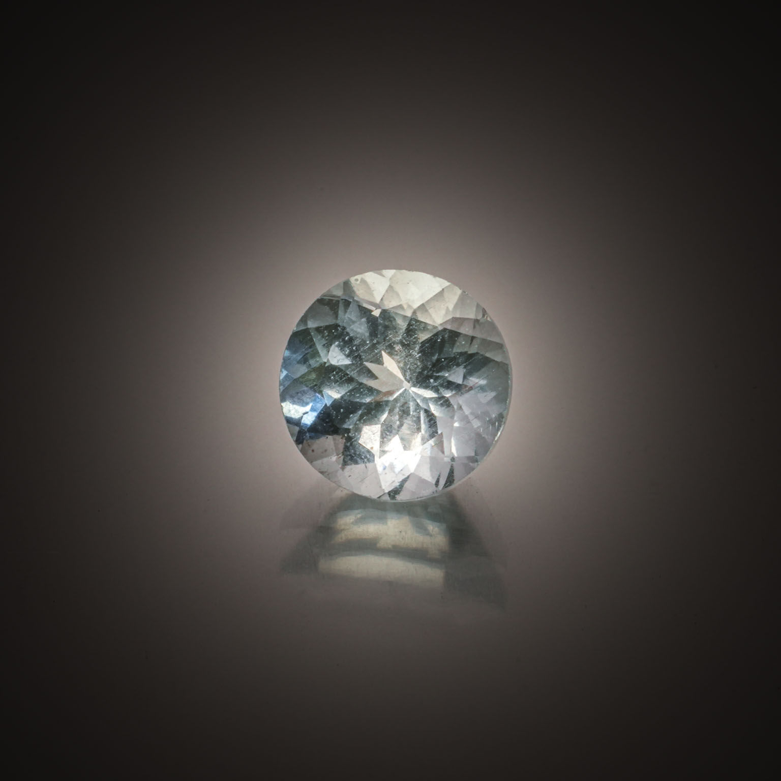Zircon bleu ovale sur papier. - Lazuli