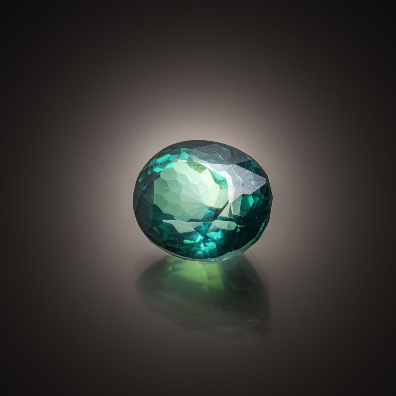 Topaze verte ovale sur papier. - Lazuli