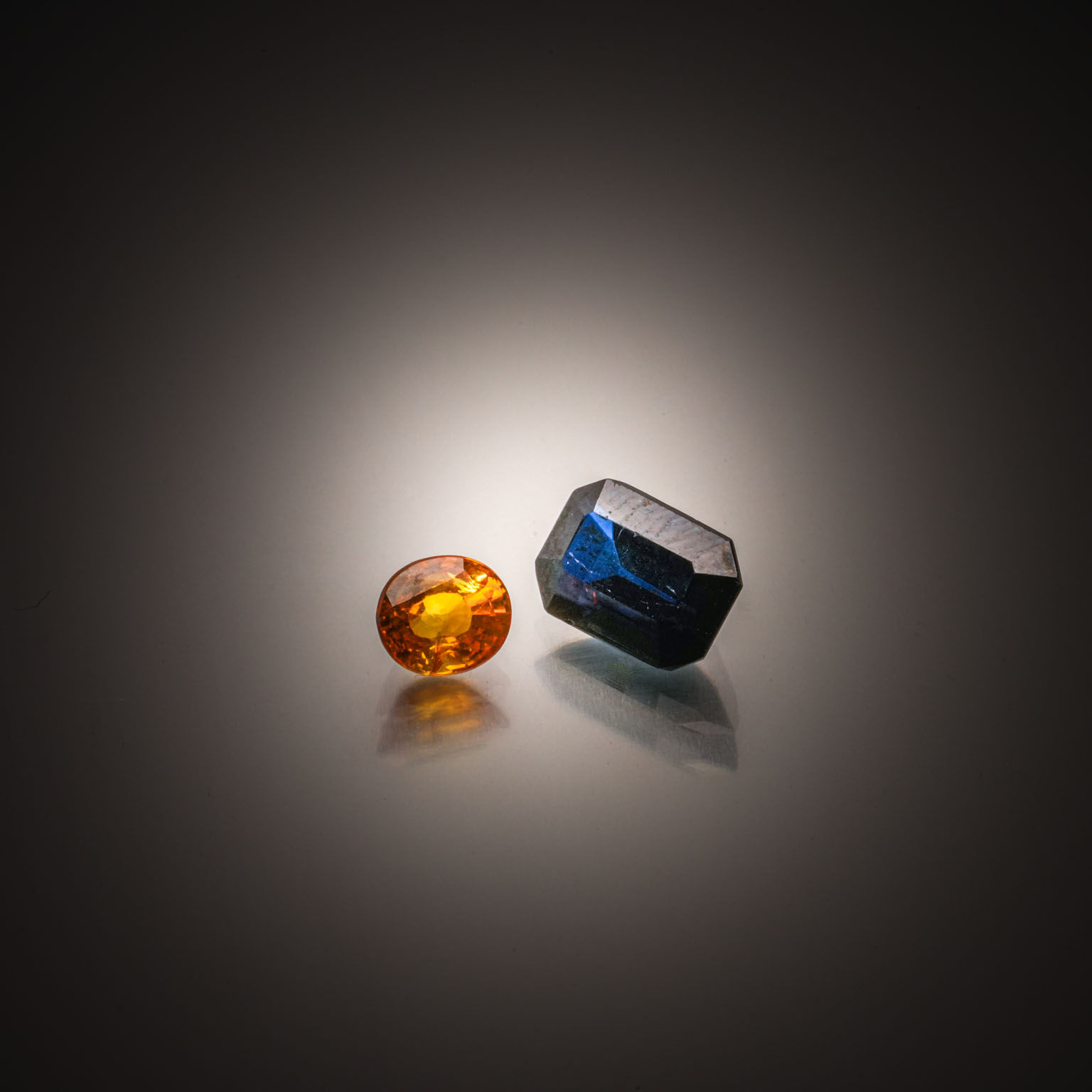 Rubis ovale sur papier. - Lazuli