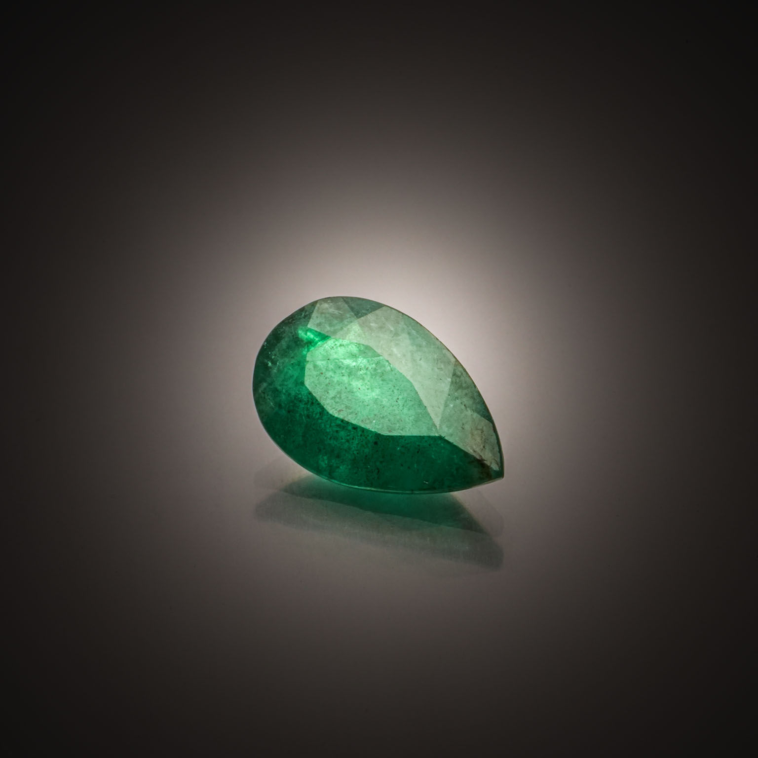 Emeraude poire sur papier. - Lazuli