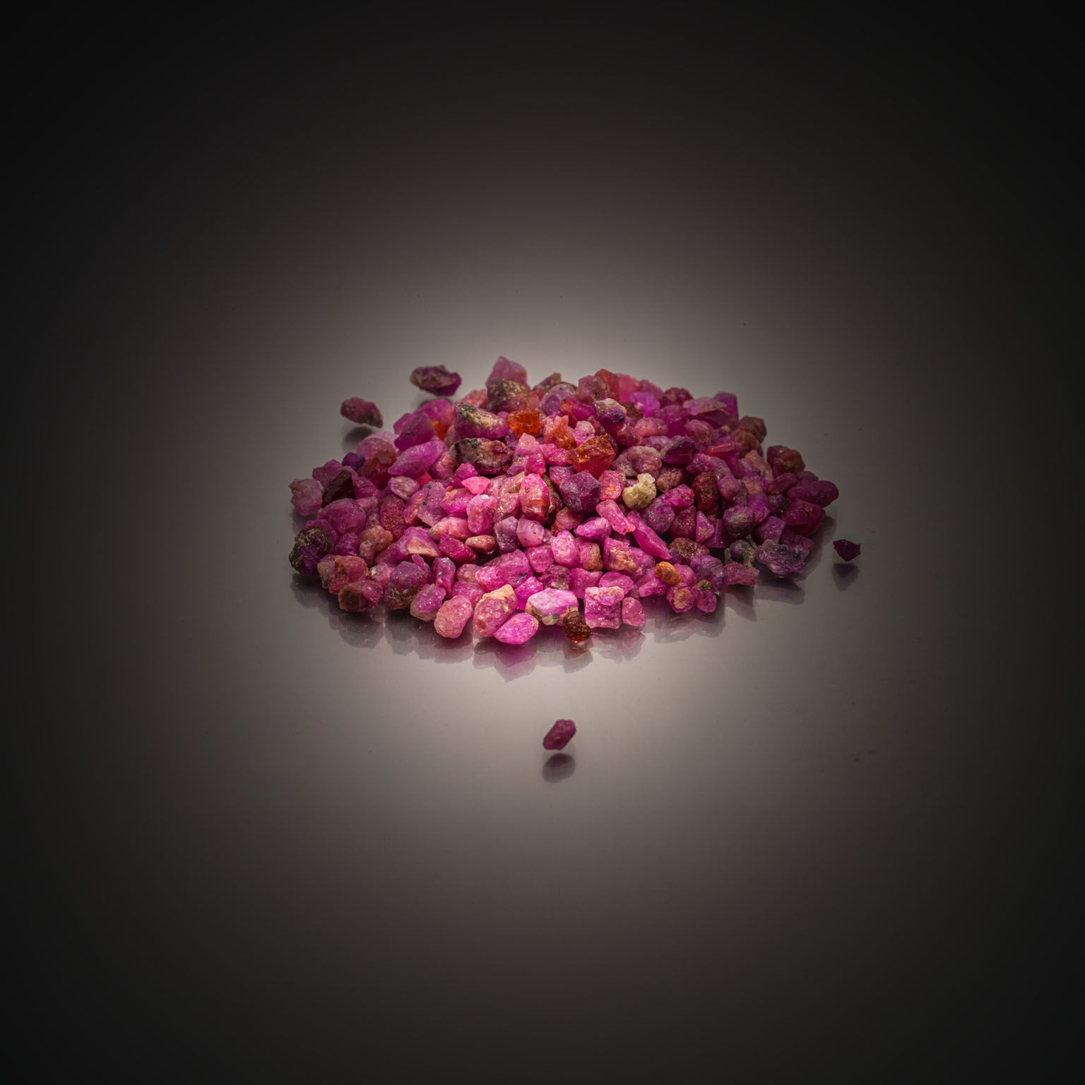 Saphir étoilé ovale sur papier. - Lazuli